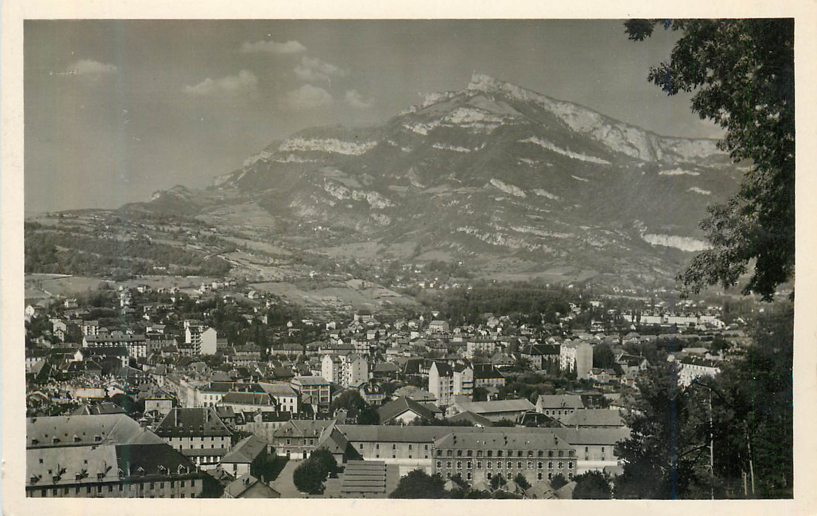 CPM 10034 chambery vue generale et le nivolet