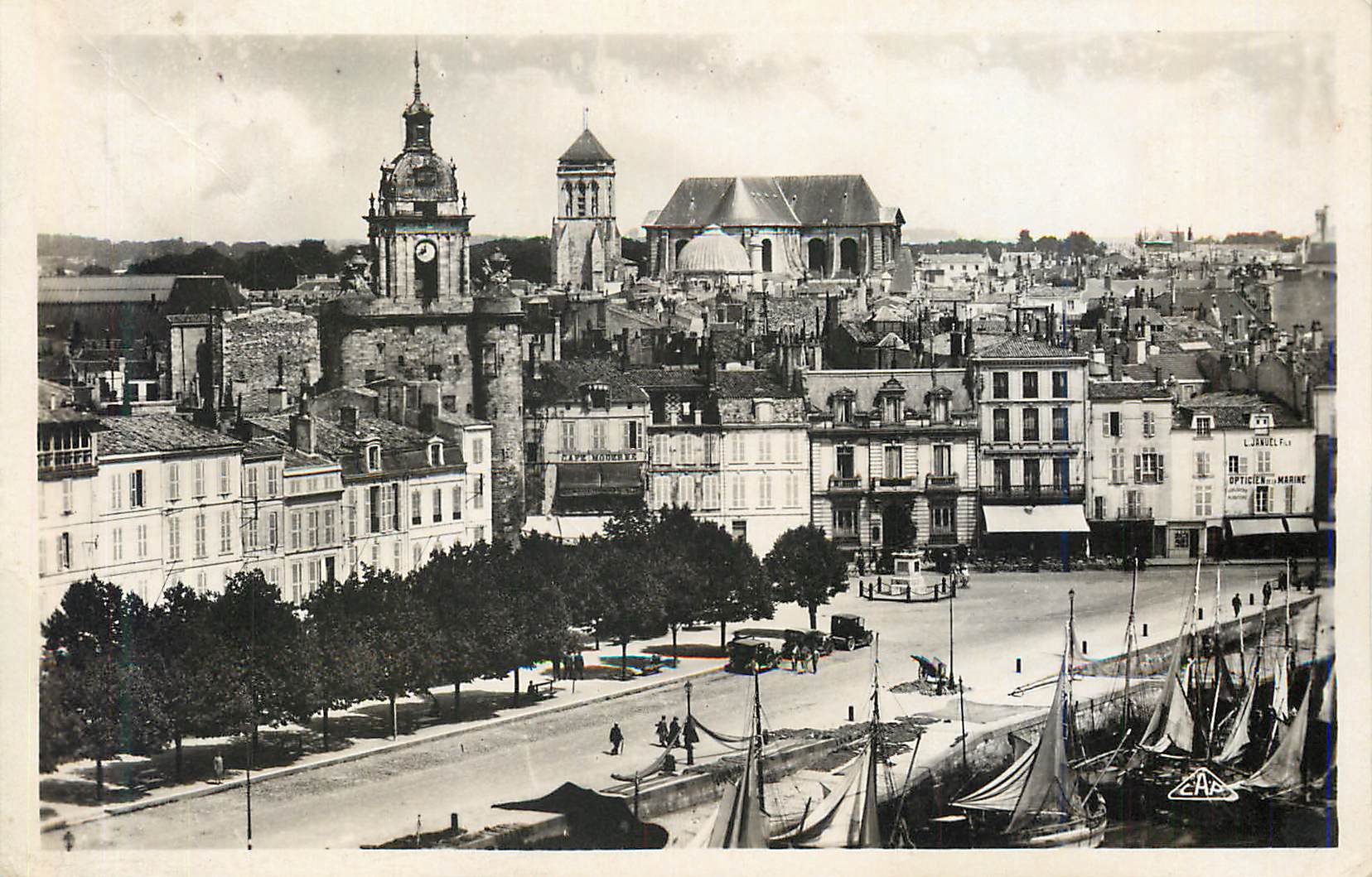 CPM 14 la rochelle vue vers la grosse horloge et la cathedrale Bateaux de peche