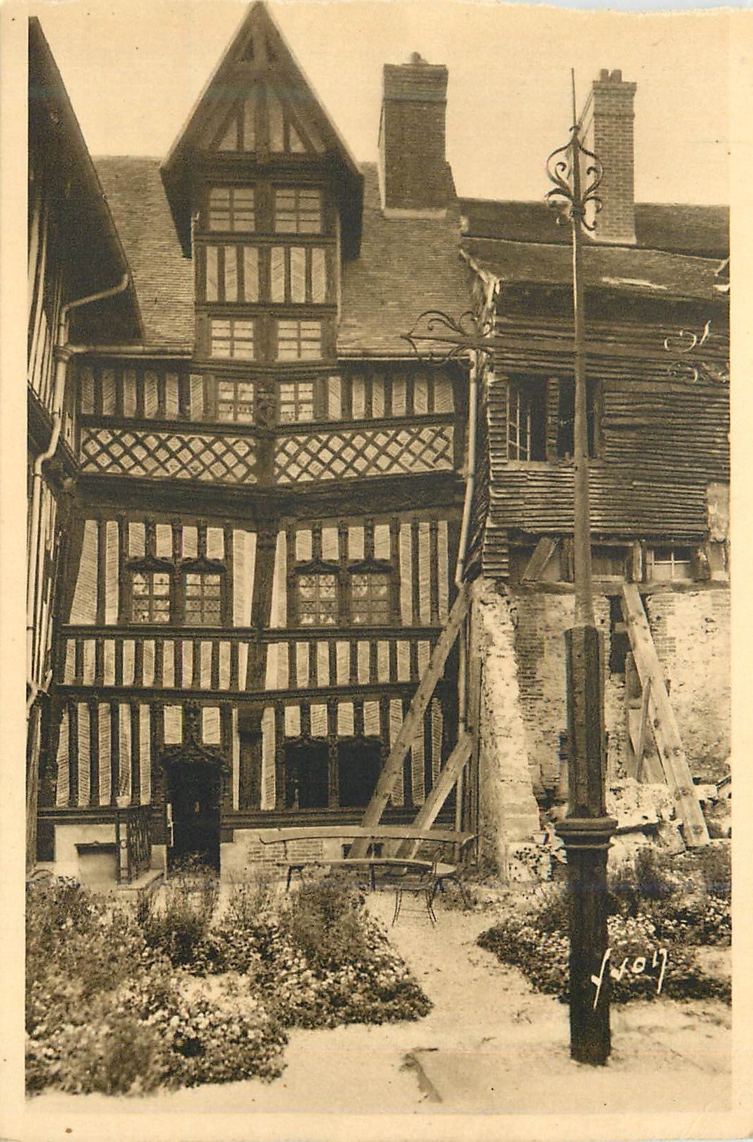 CPA La douce france 83 lisieux (calvados) cour du manoir de la salamandre