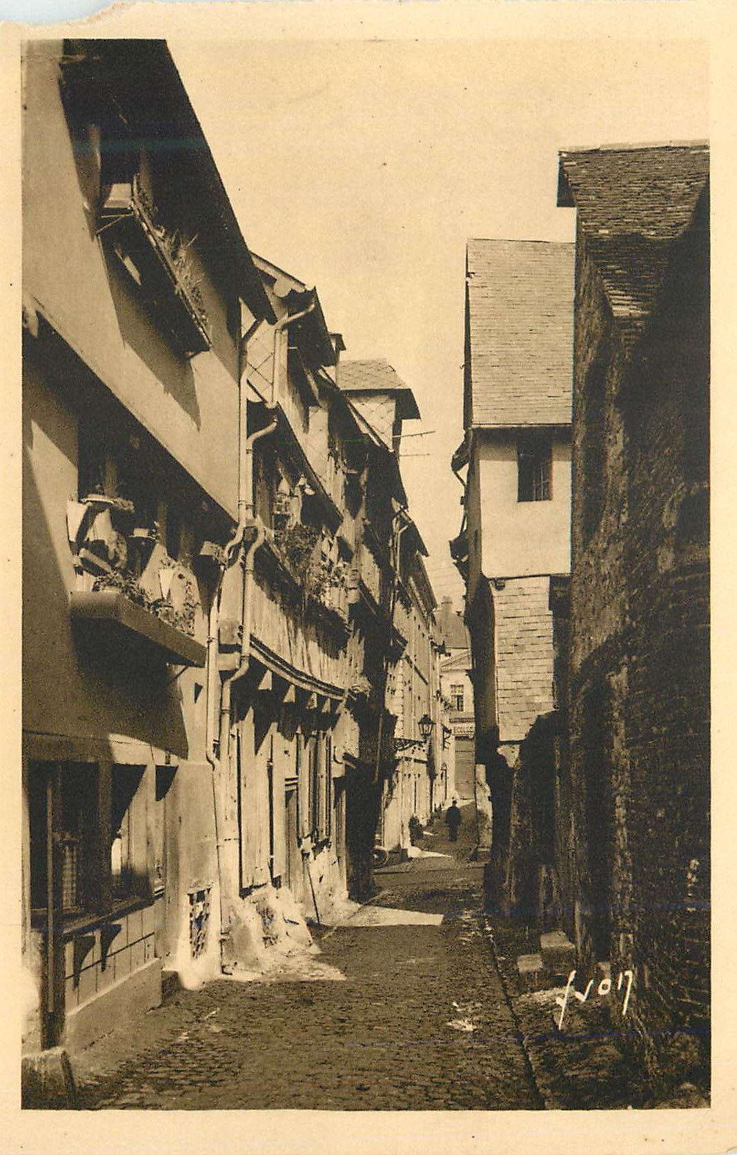 CPM La douce france 84 lisieux (calvados) rue aristide briand