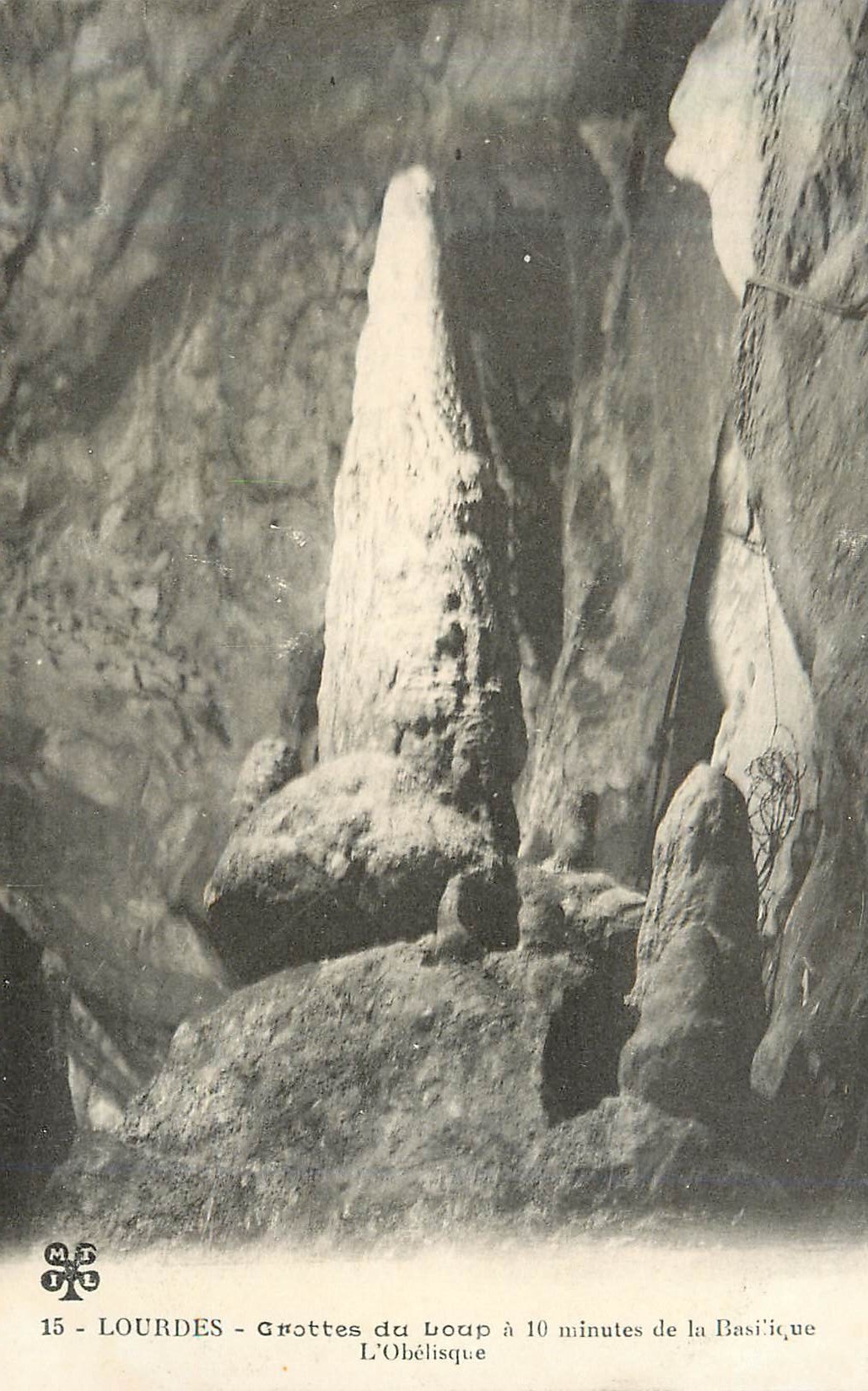 CPA 15 lourdes grottes du loup a 10 minutes de la basilique l obelisque