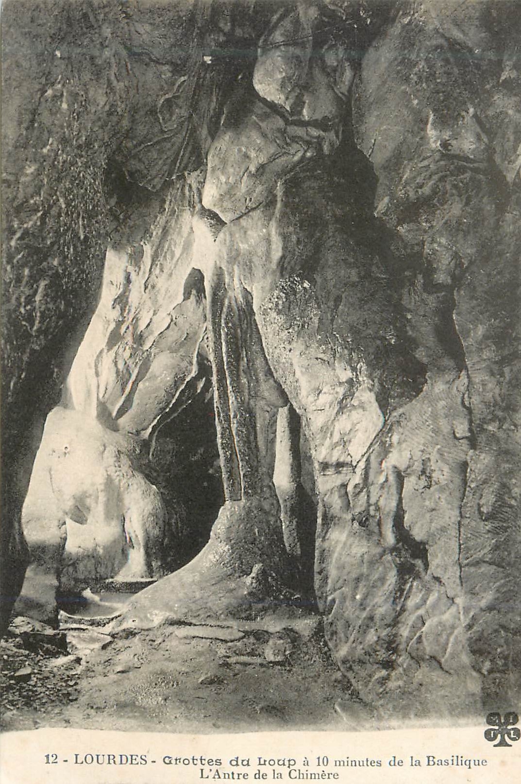 CPA 12 lourdes grottes du loup a 10 minutes de la basilique l antre de la chimere