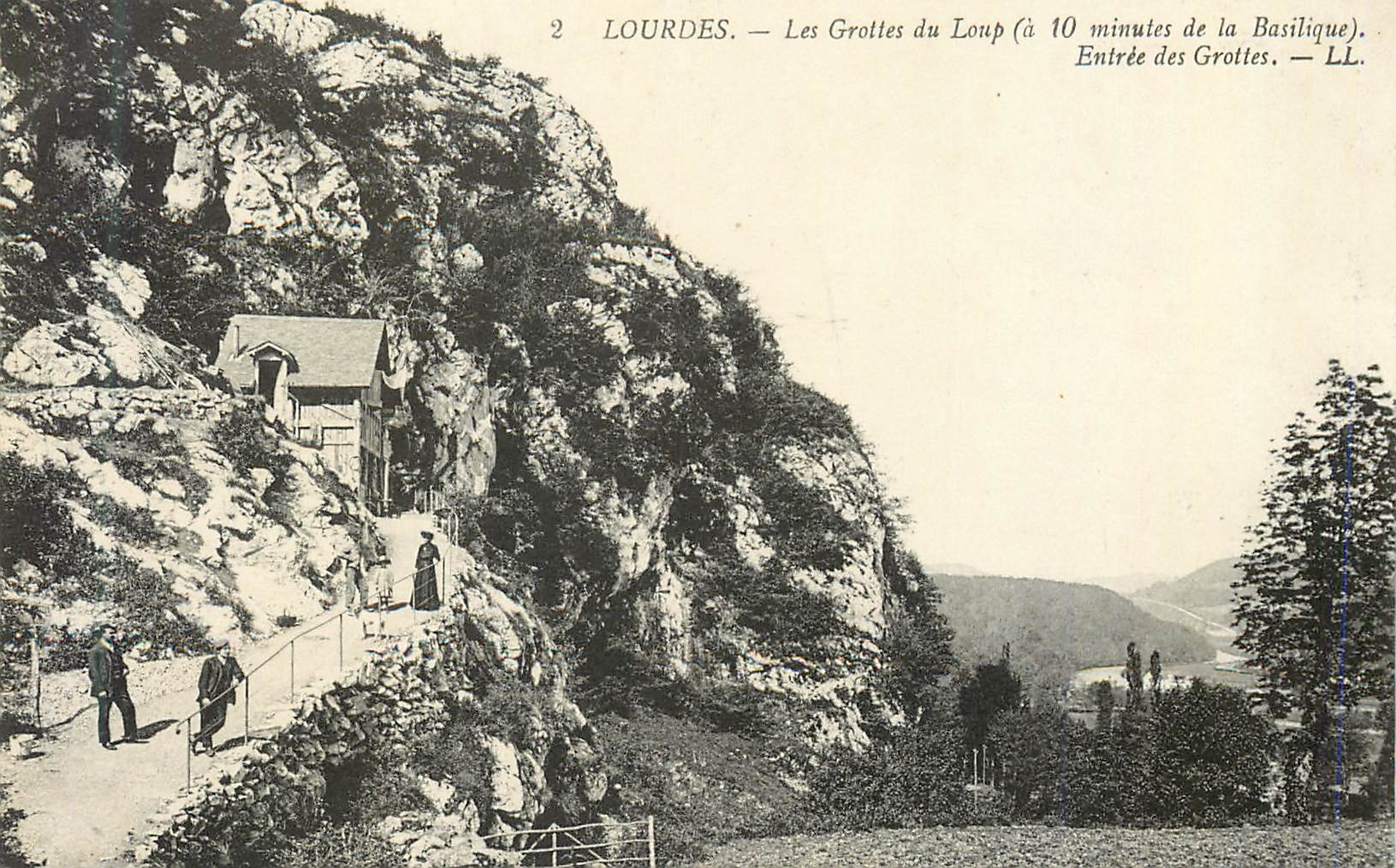 CPA 2 lourdes grottes du loup a 10 minutes de la basilique entree des grottes