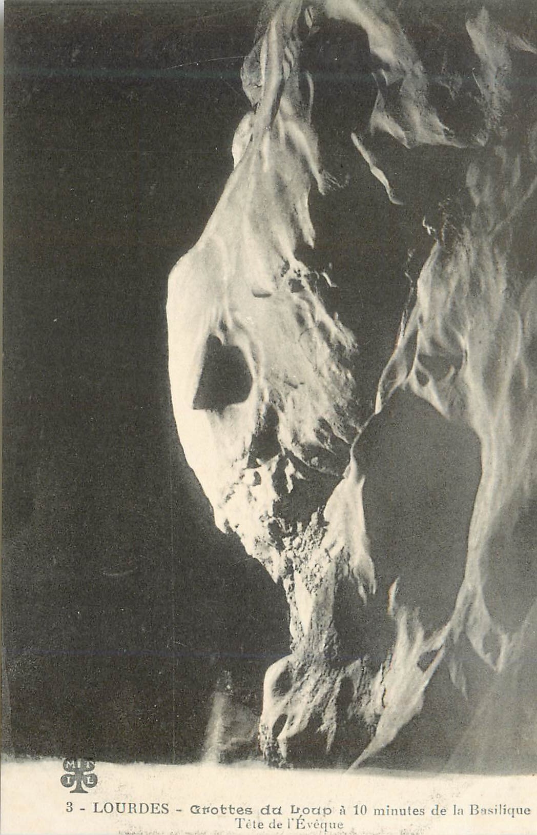 CPA 3 lourdes grottes du loup a 10 minutes de la basilique tete de l eveque