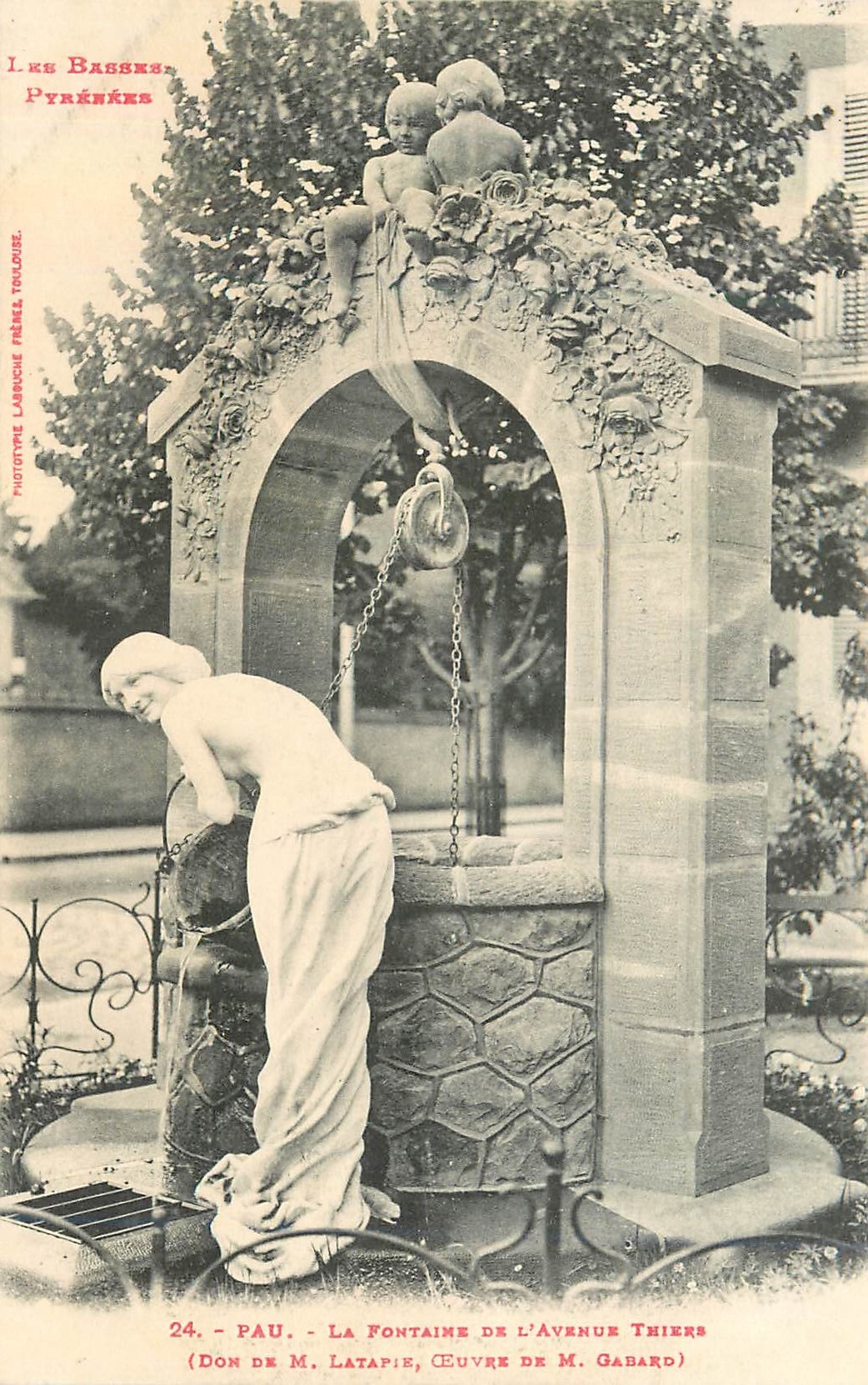 Pau - La Fontaine de l'Avenue Thiers — œuvre de M. Gabard, don de M. Latapie — Phototypie Labrecque, Pyrénées