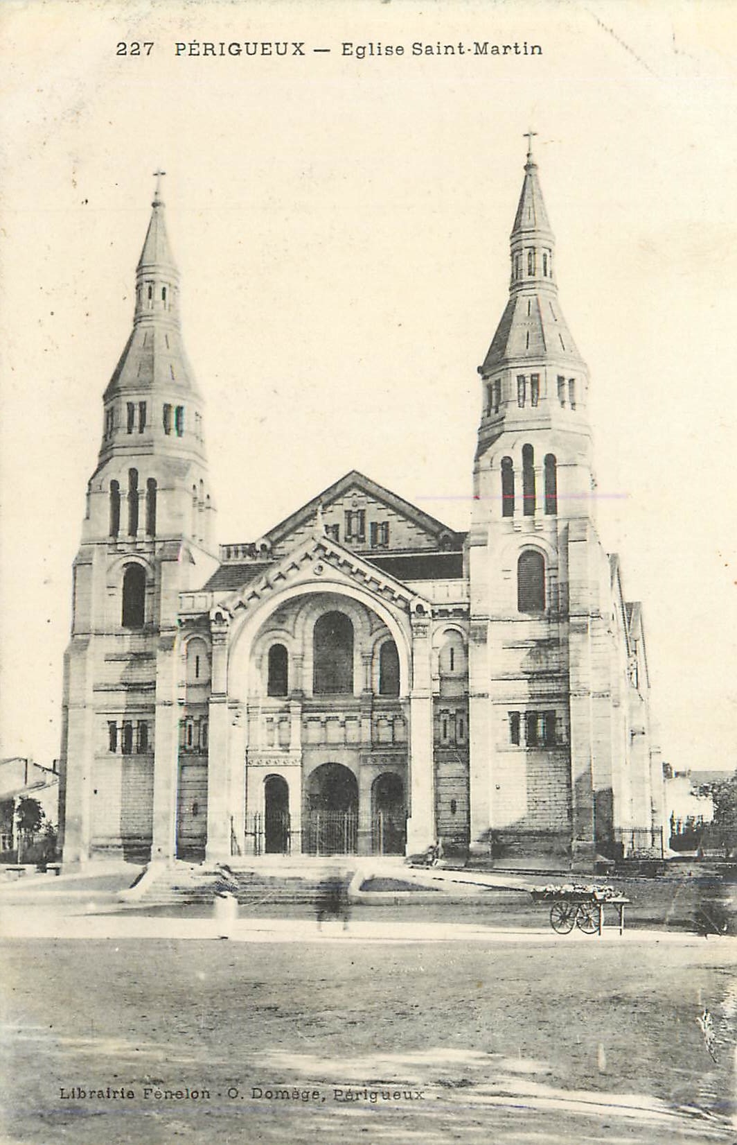 CPA 227 perigueux eglise saint martin