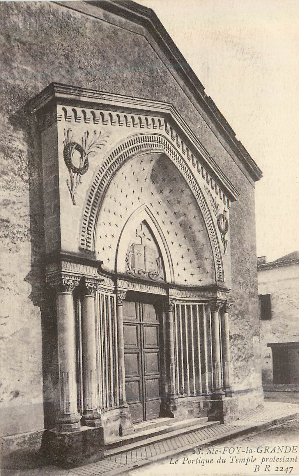 CPA Ste foy la grande le portique du temple protestant