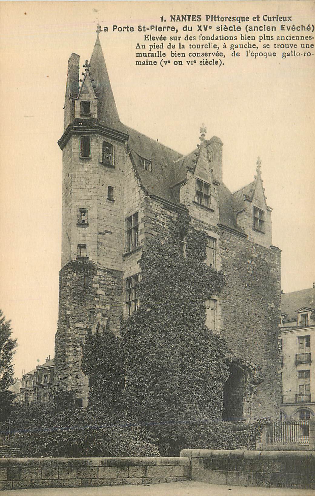 CPA 1 nantes pittoresque et curieux la porte st pierre du xv siecle (ancien eveche)