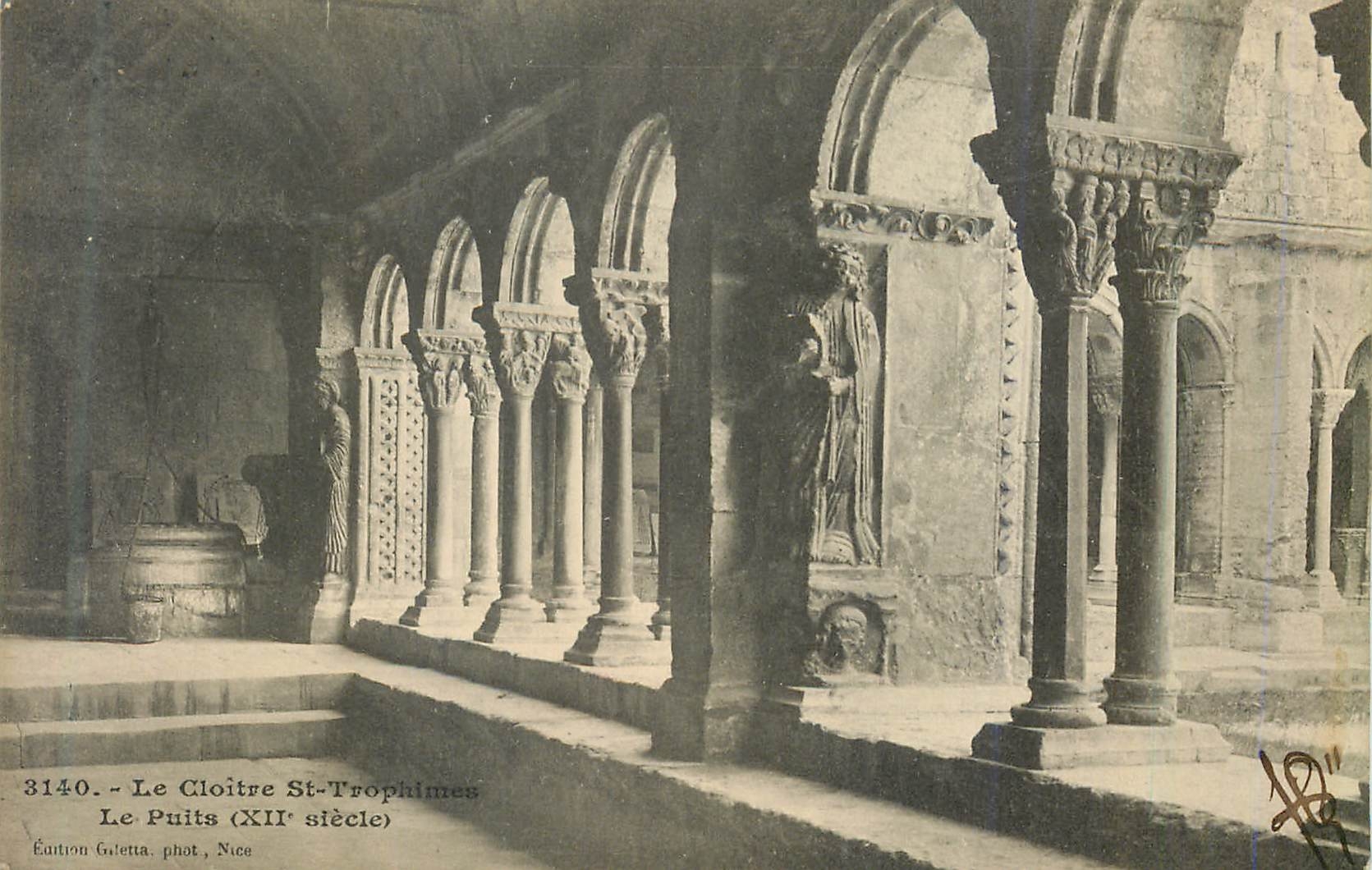 CPA 3140 le cloitre st trophimes le puits (xii siecle)