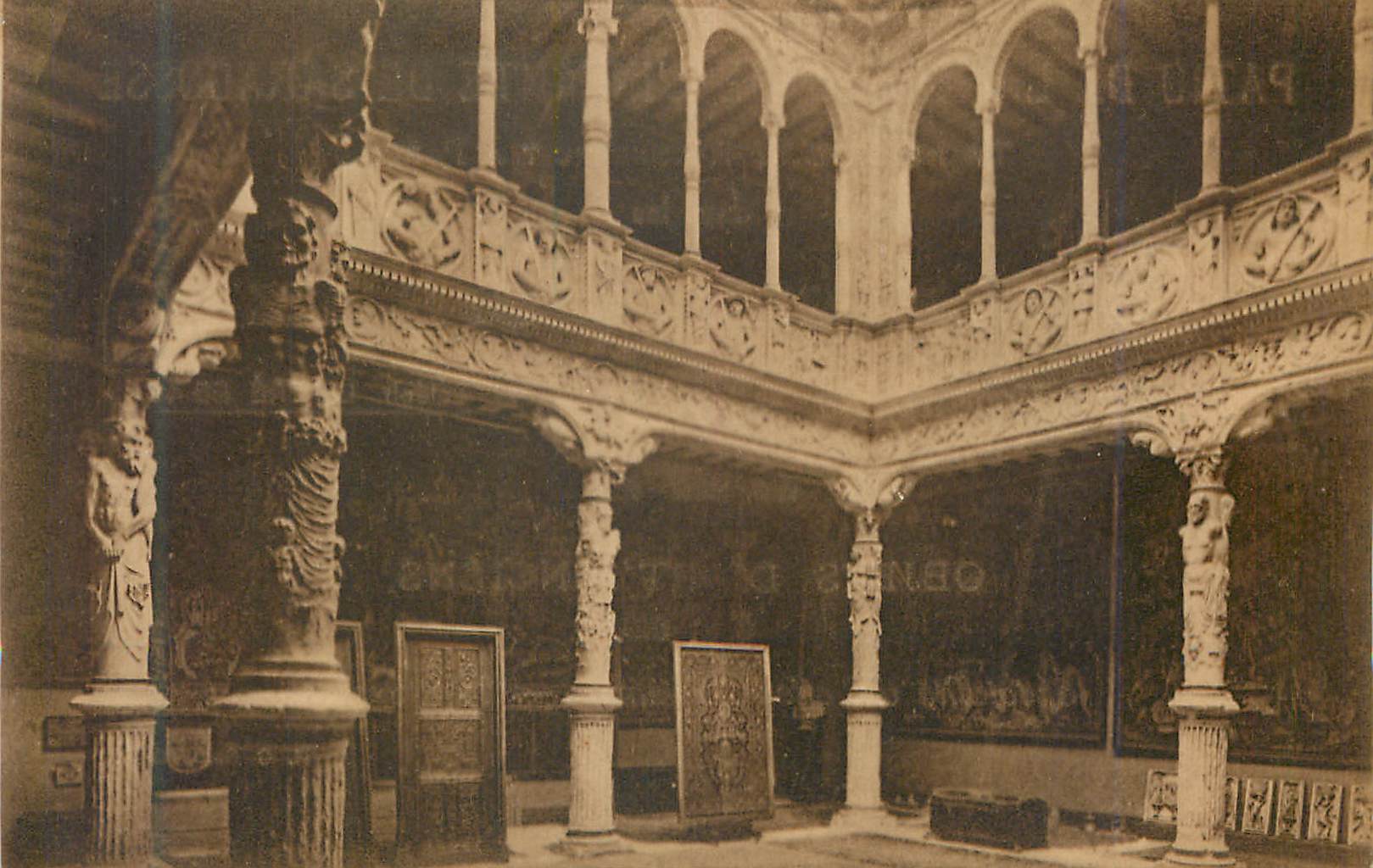 CPA Patio de la maison de l infante de saragosse transporte et reconstruit a paris dans les galeries schutz Quai Voltair