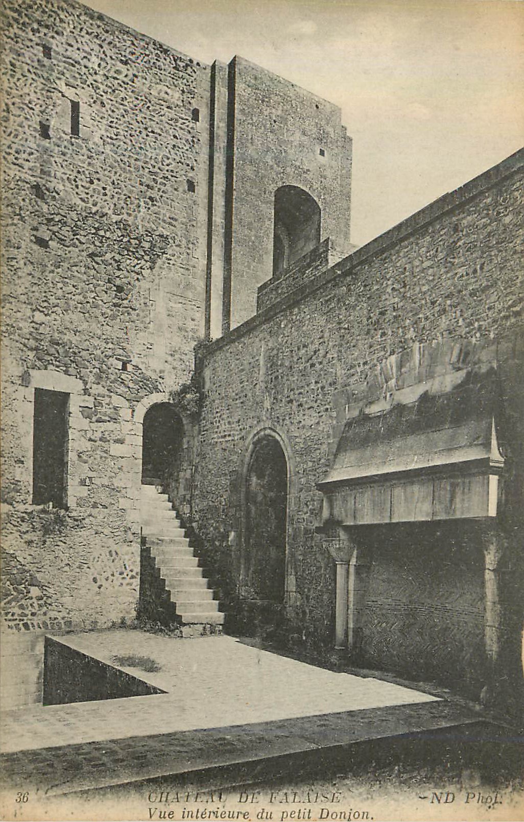 Château de Falaise — Innensicht des kleinen Bergfrieds — ND Pluol, n°36