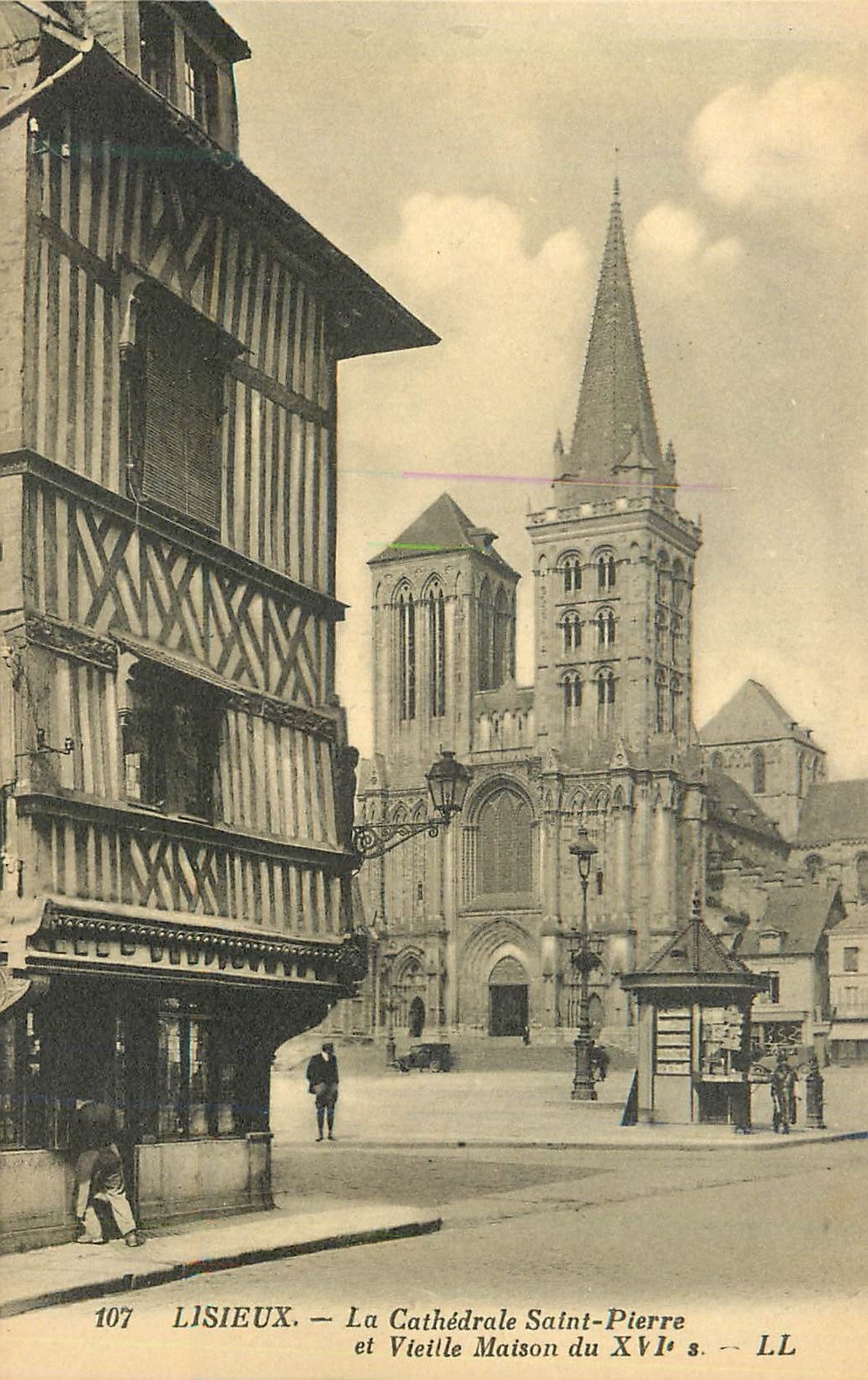 Lisieux — La Cathédrale Saint-Pierre et Vieille Maison du XVIe s. — LL 107