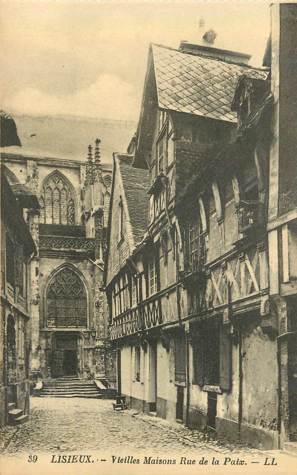 CPA 39 lisieux vieilles maisons rue de la paix