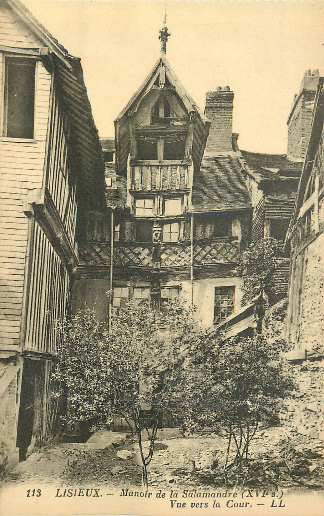Lisieux — Manoir de la Salamandre (XVIe s.) — Vue vers la Cour — LL