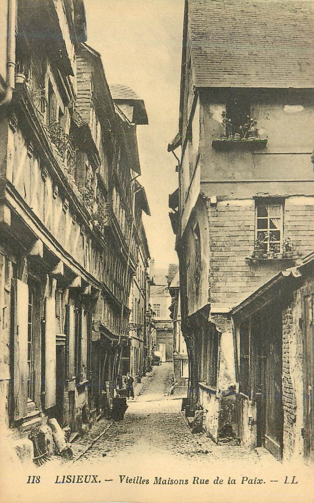 Lisieux — Vieilles Maisons Rue de la Paix — LL