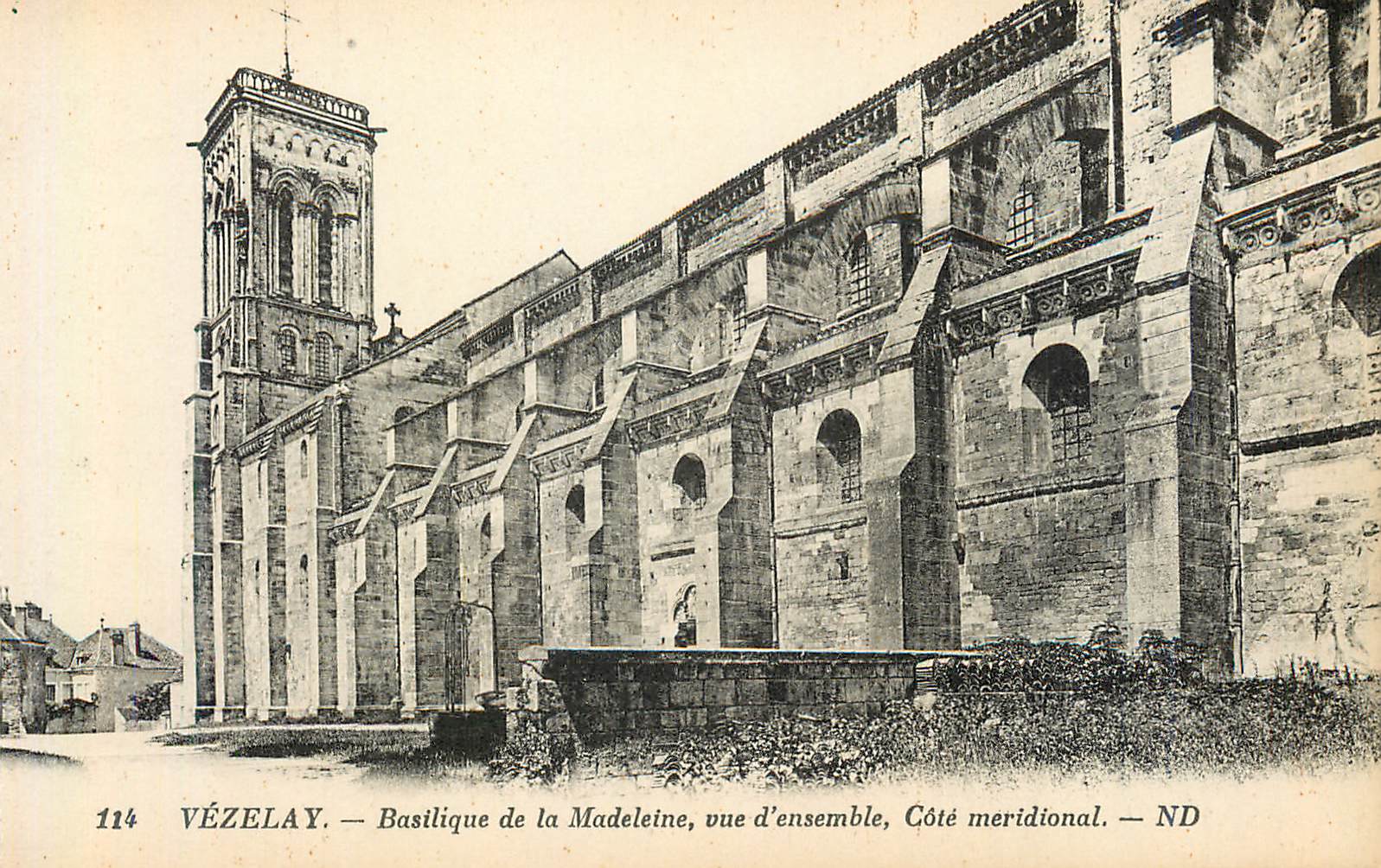 Vézelay — Basilique de la Madeleine, Gesamtaufnahme, Südseite — ND