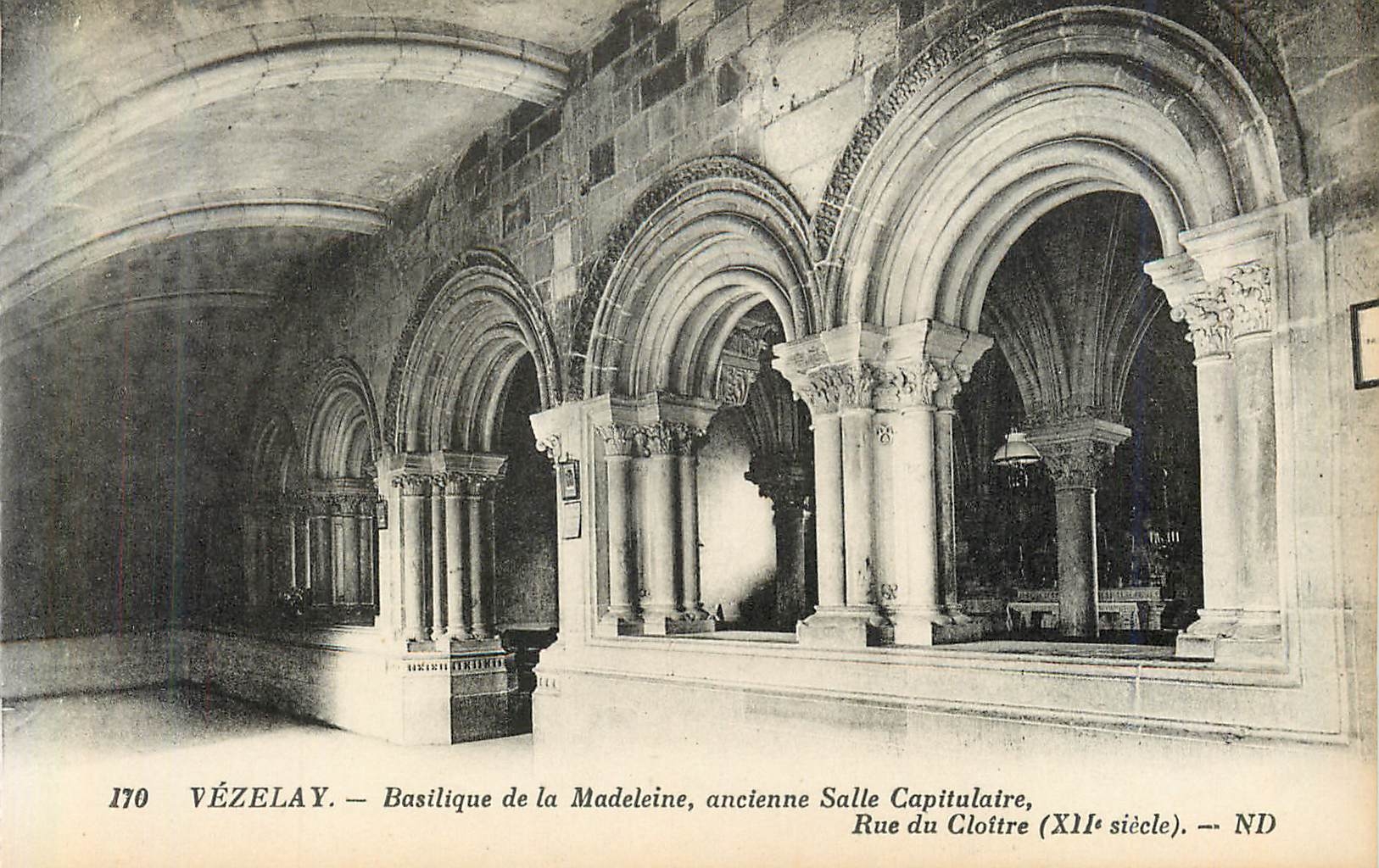 Vézelay — Basilique de la Madeleine, ancienne Salle Capitulaire, Rue du Cloître (XIIe siècle) — ND