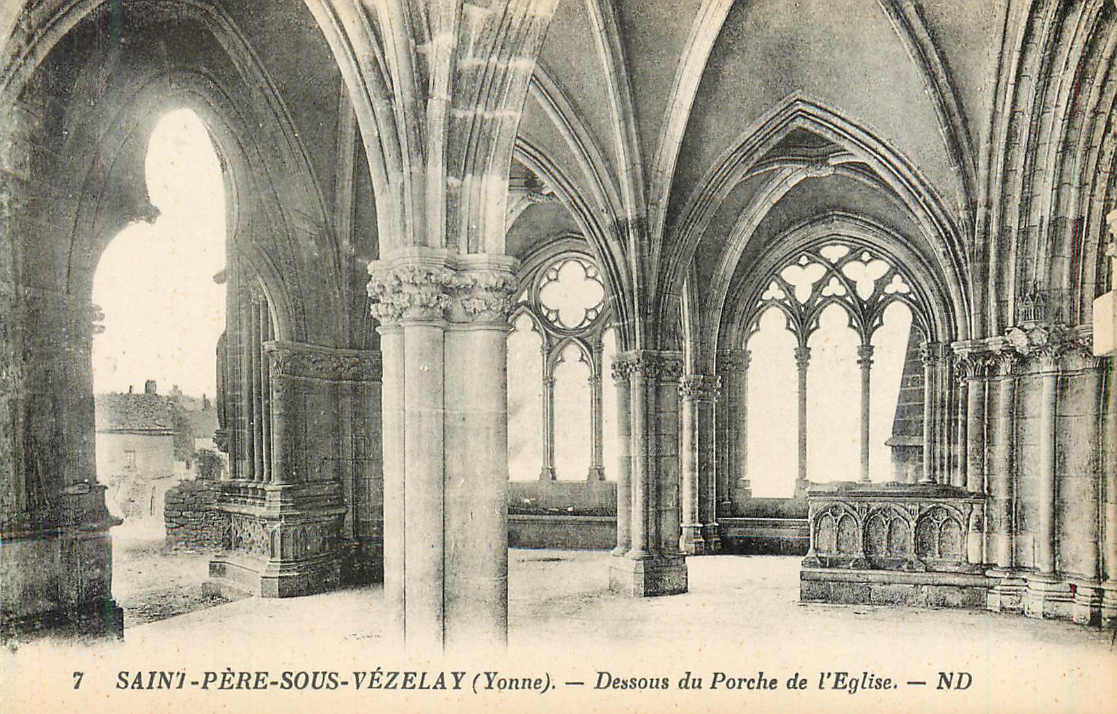 Saint-Père-sous-Vézelay (Yonne) — Dessous du Porche de l'Église — ND