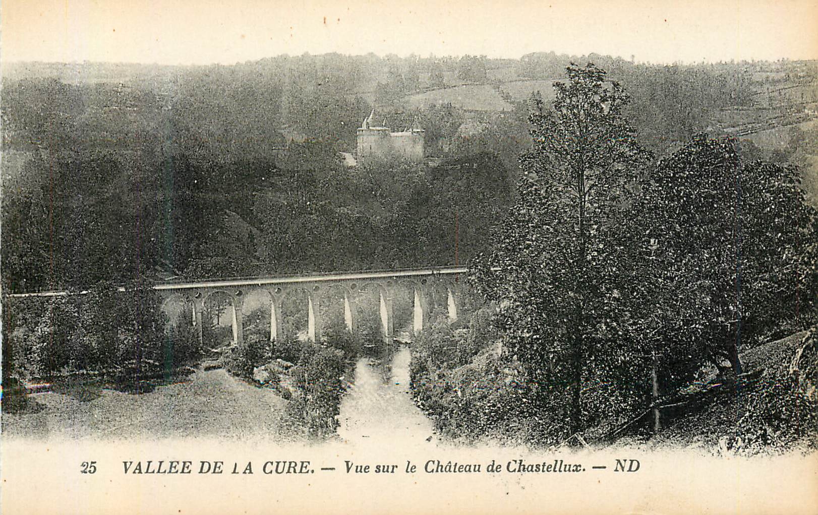 Vallee de la Cure — Vue sur le Château de Chastellux — ND