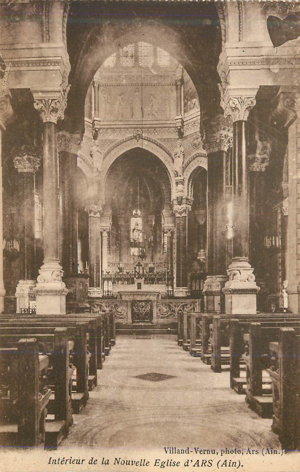 CPA Interieur de la nouvelle eglise d ars(ain)