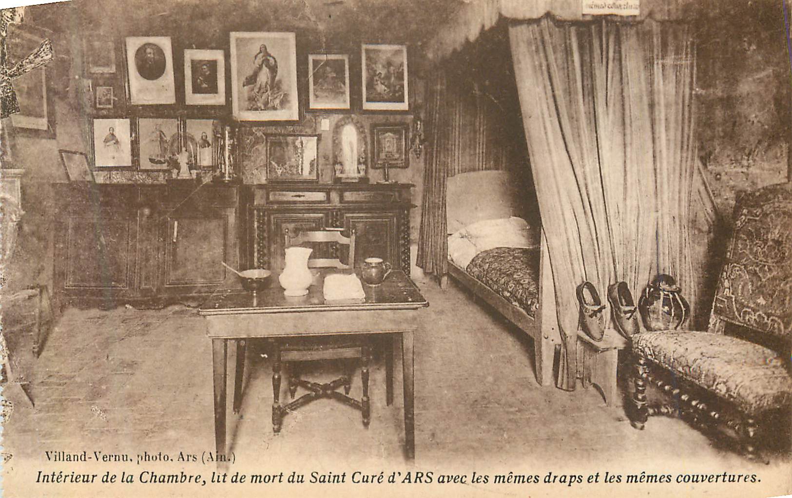 CPA Interieur de la chambre lit de mort du saint cure d ars avec les memes draps et les memes couvertures