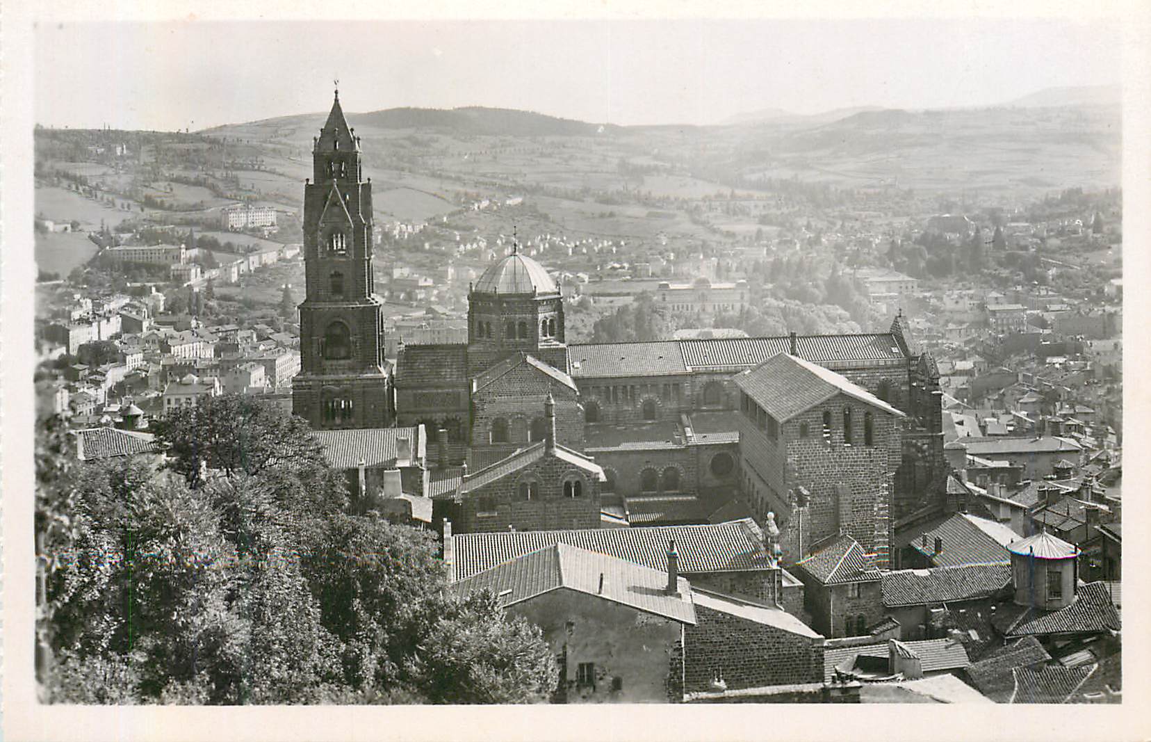 CPM 19 le puy espaly(h l) la cathedrale et vue generale