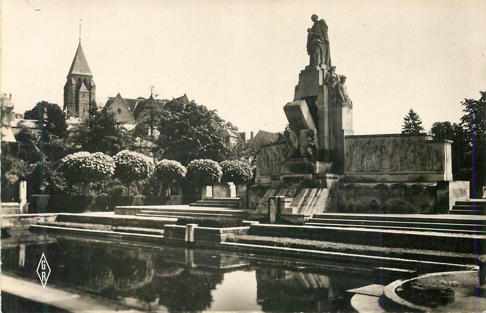 Vierzon (Cher) — Le Monument aux Morts — H. Karcher, Architecte et Statuaire