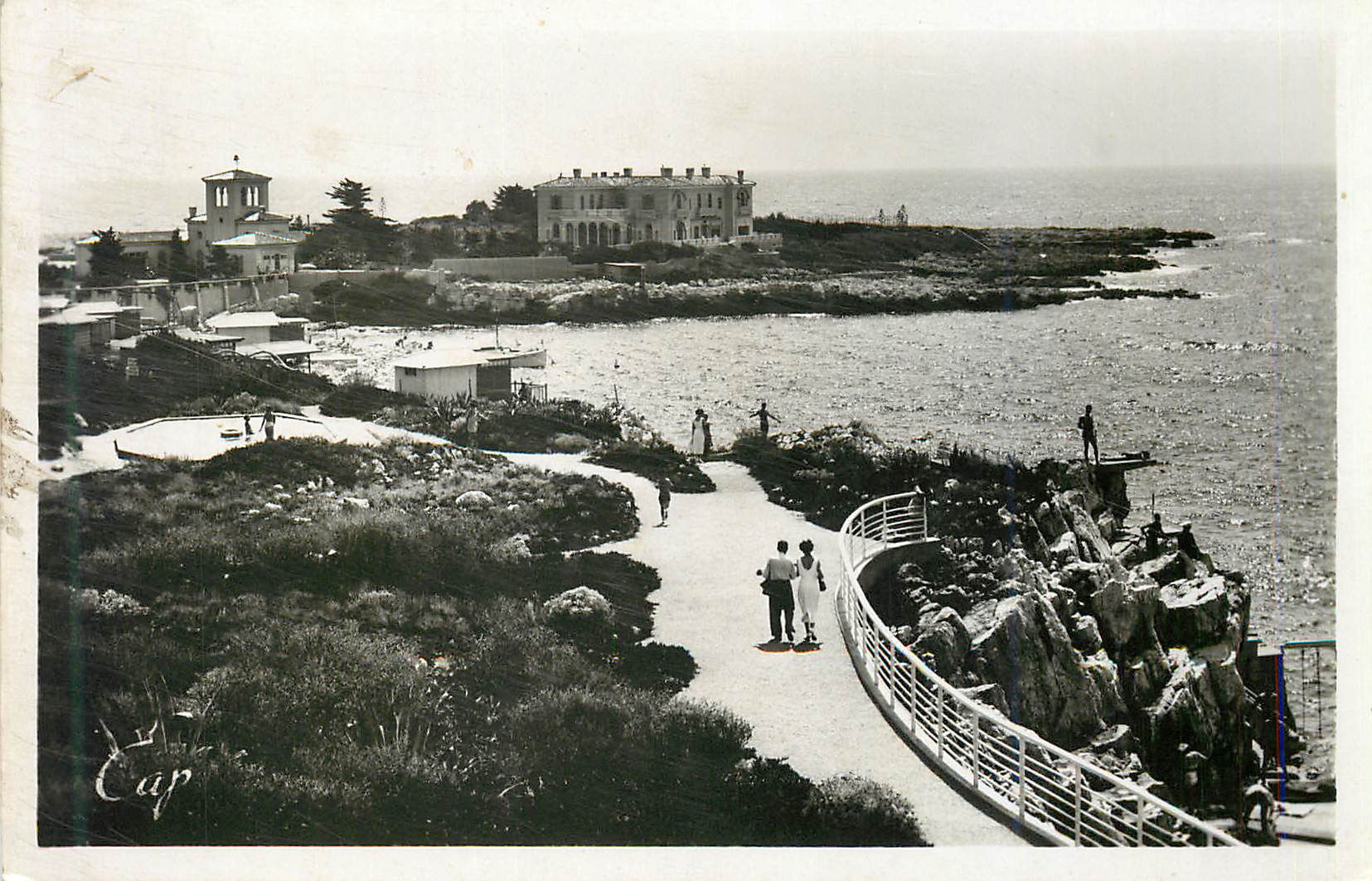 CPM 114 antibes pointe du cap vue du pavillon eden roc