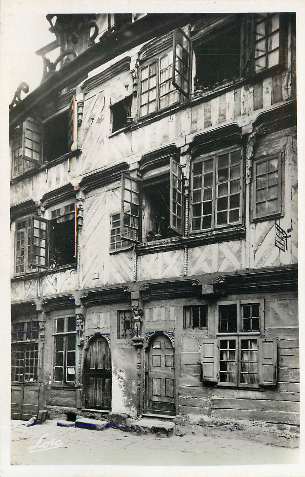 CPM 4457 rennes ancienne maison des chapelains de la cathedrale dite de du guesclin (xvi s)