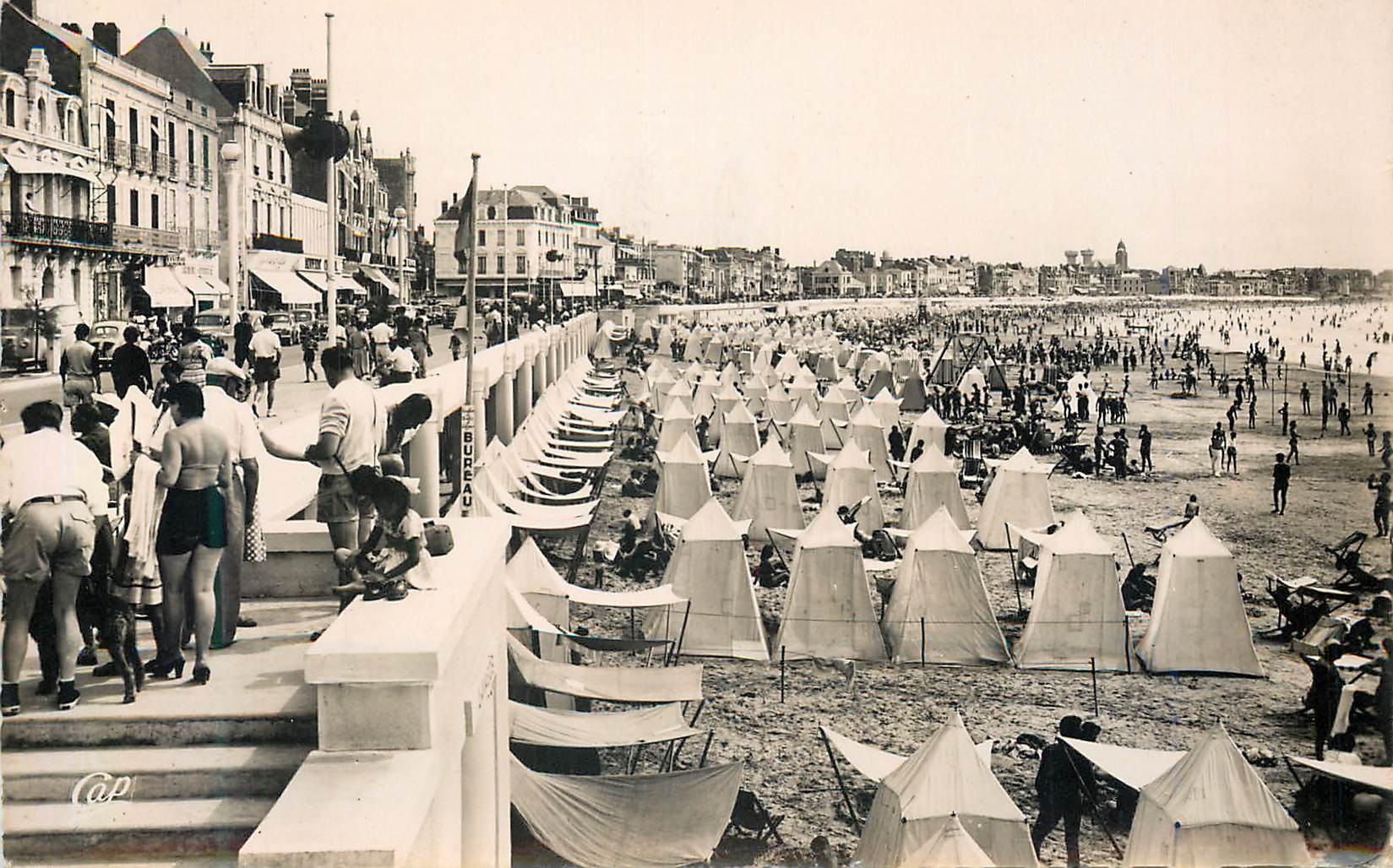 Les Sables-d'Olonne — La Plage et le Remblai vers les Pins — Réal-Photo
