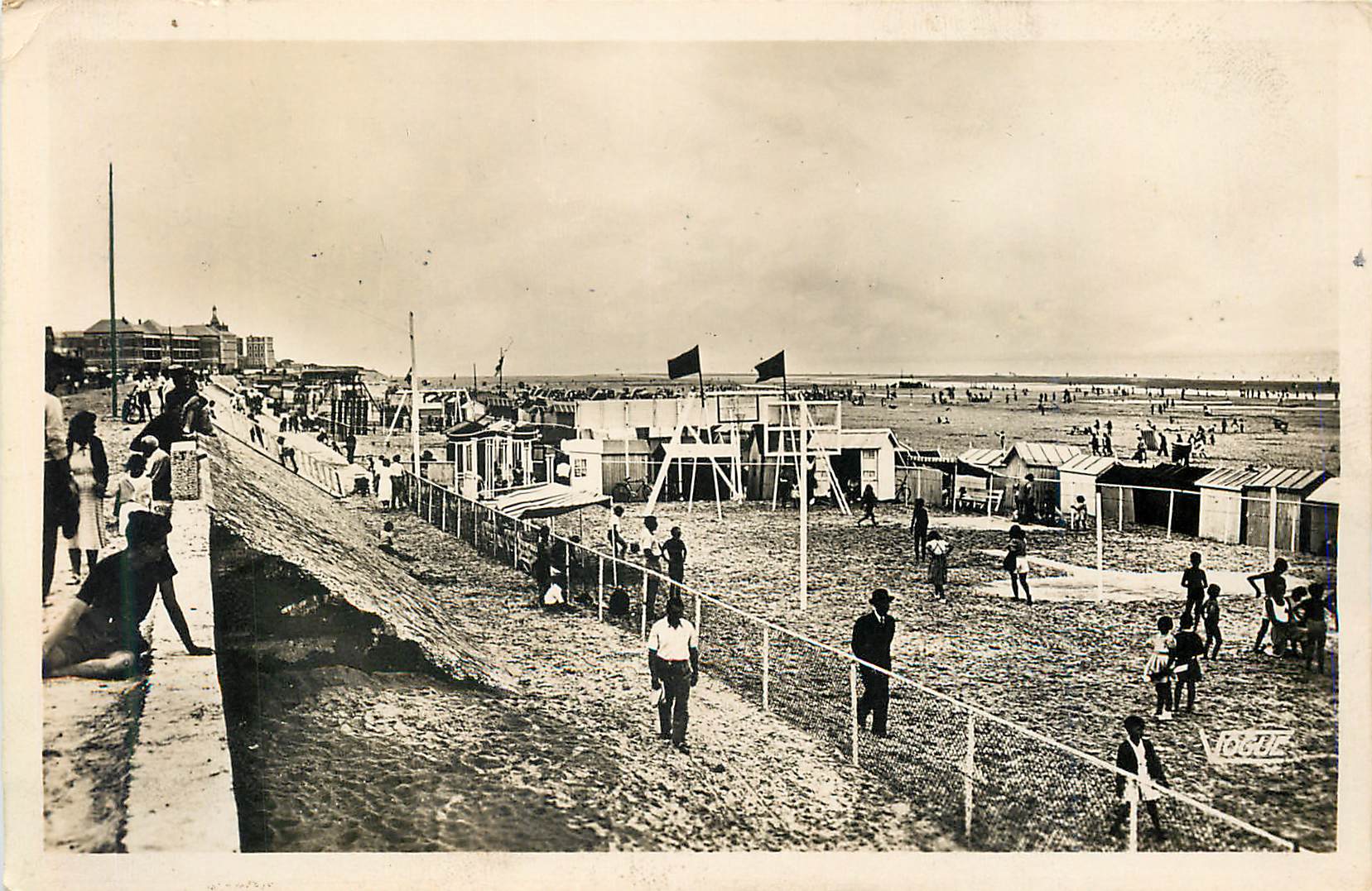 CPM 134 berck plage vue generale de la plage cote sud et stade bertagnol