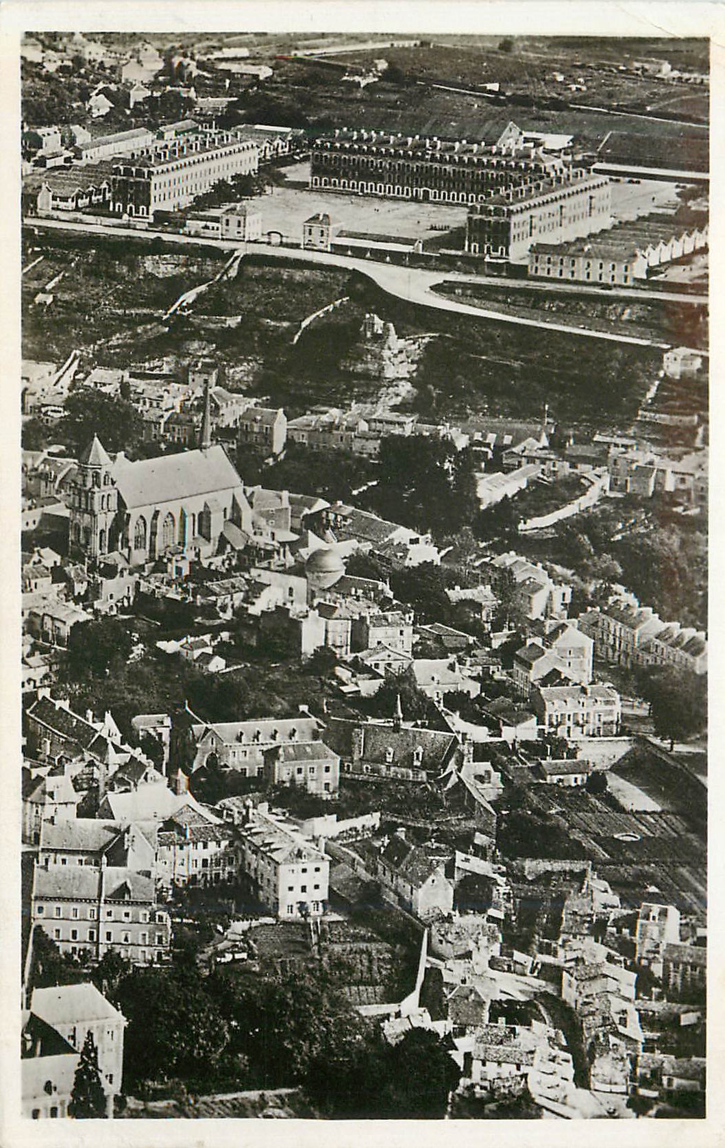 Vue aérienne de Poitiers — Caserne École d'Artillerie — Robuchon
