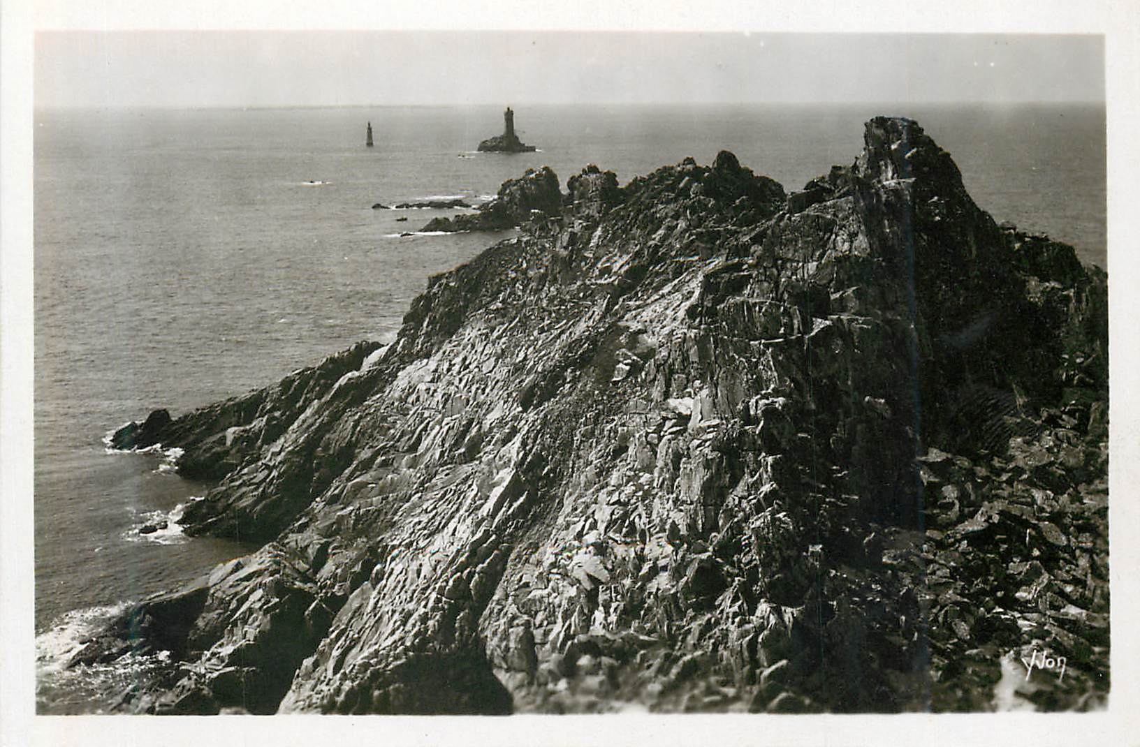 CPM La douce france bretagne pointe du raz l eperon et le phare de la vieille