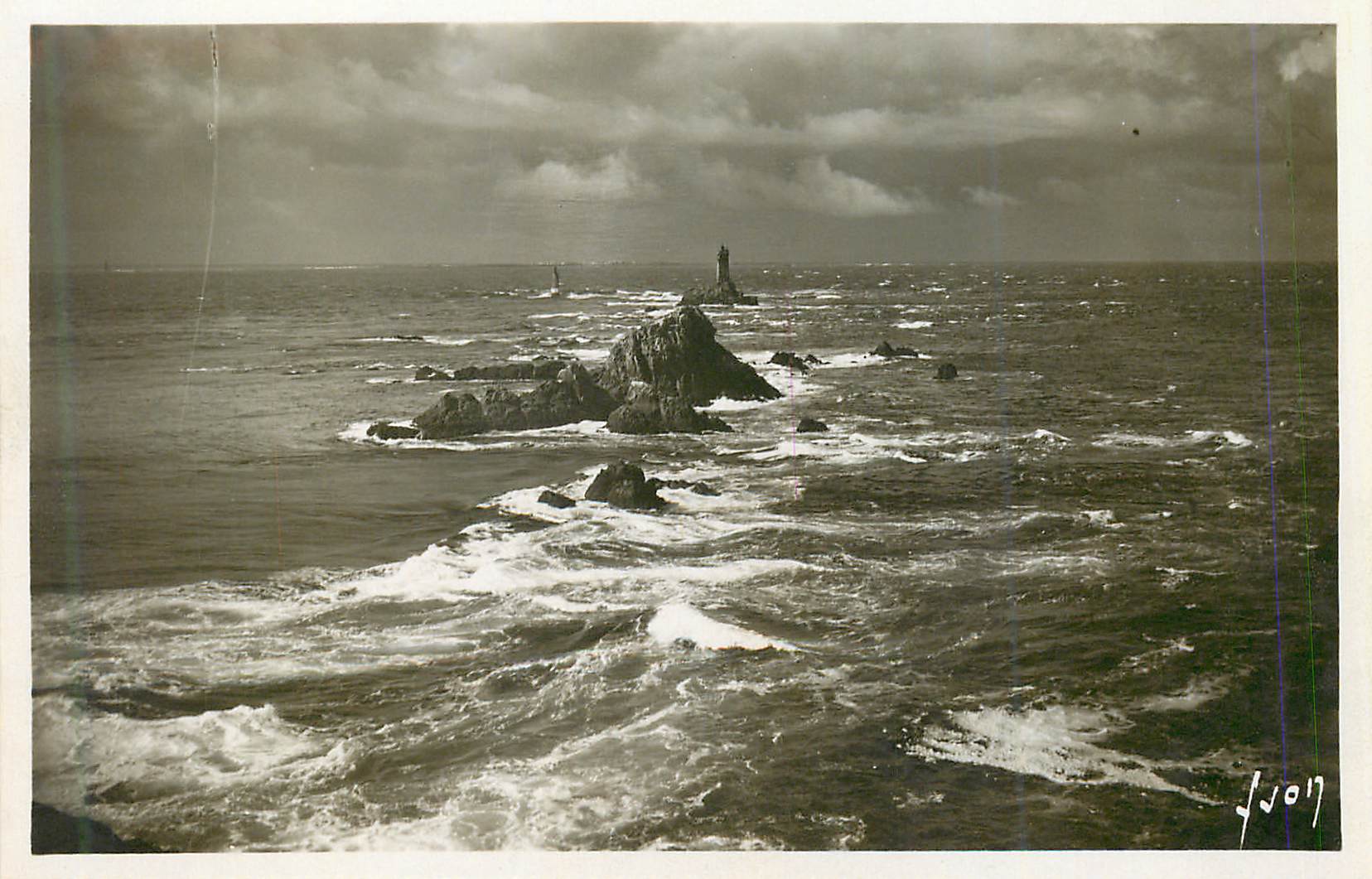 CPM La douce france 2 pointe du raz (finistere) rochers prolongeant l eperon du raz