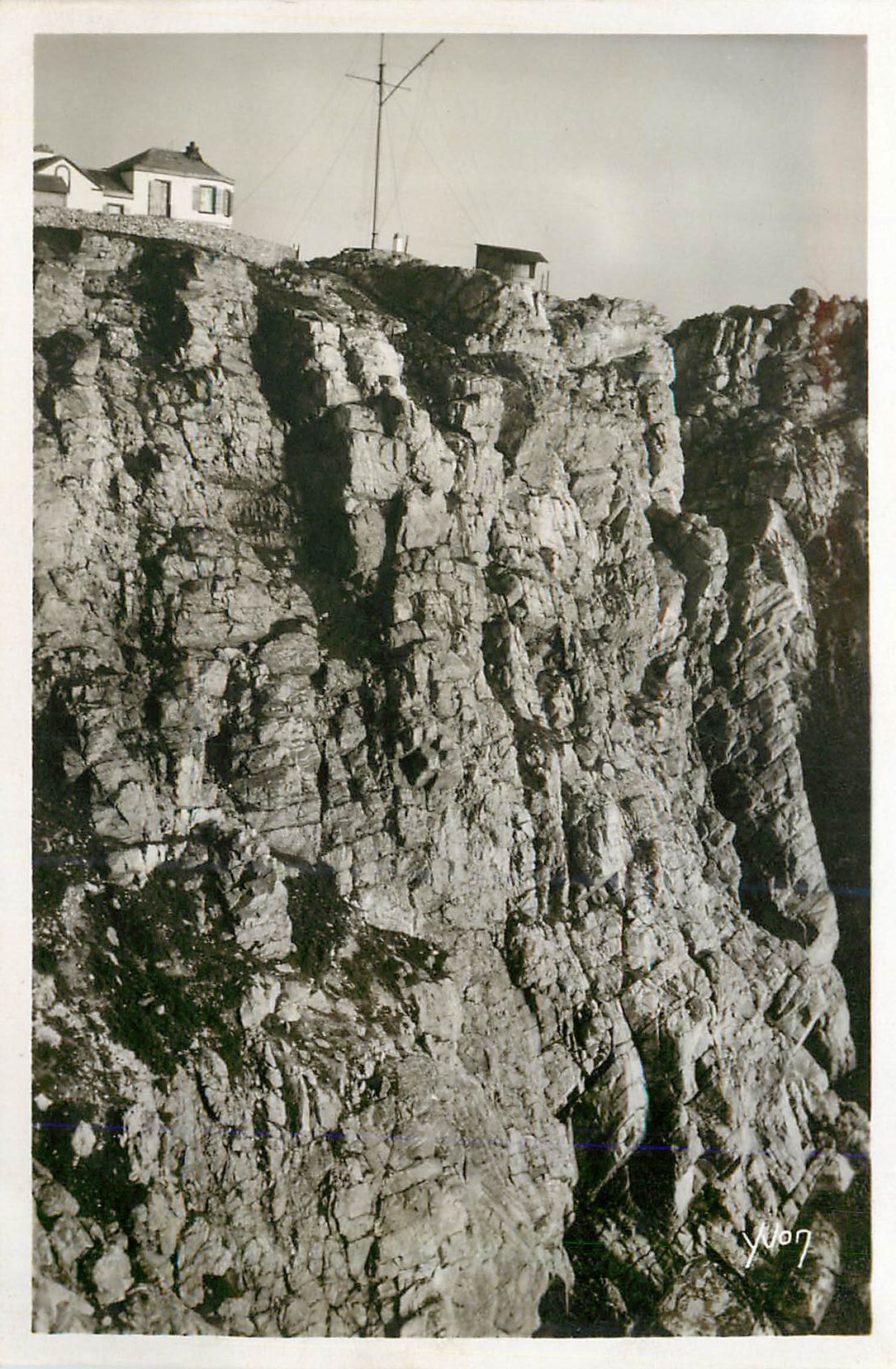 CPM La douce france 195 pointe de pen hir (finistere) le semaphore au sommet d une formidable falaise haute de 70 m a pi