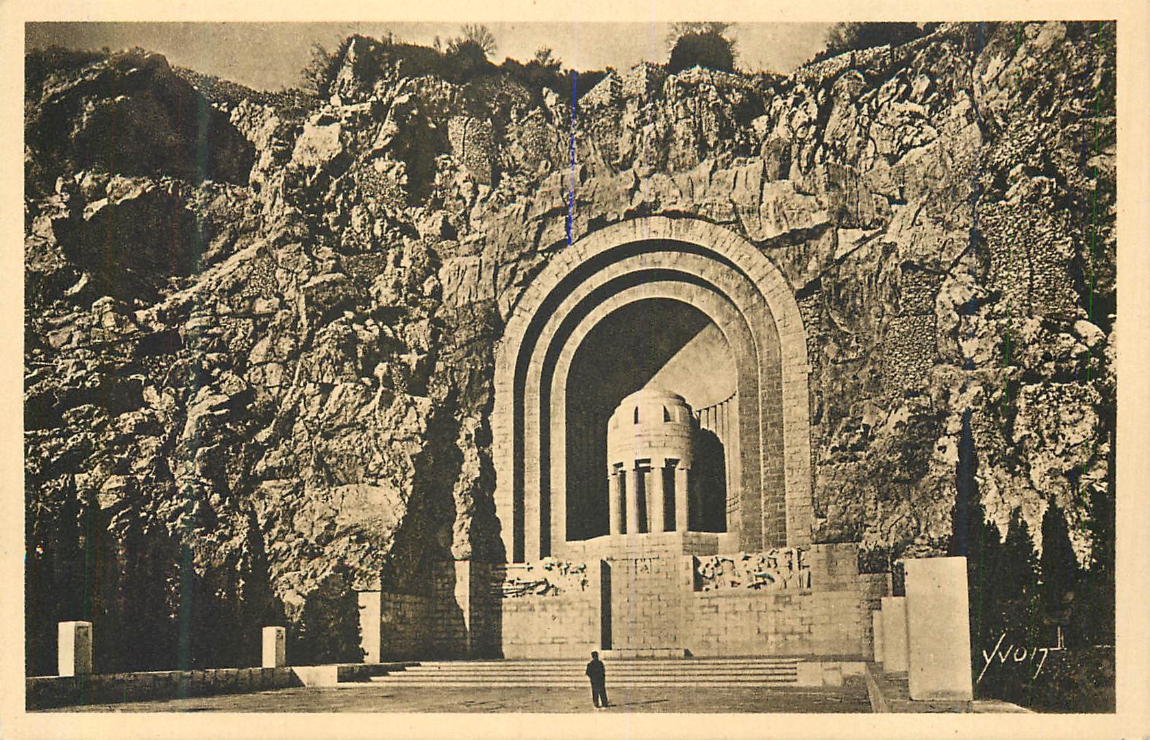 CPA La douce france 432 cote d azur nice (alpes maritimes) monument des morts