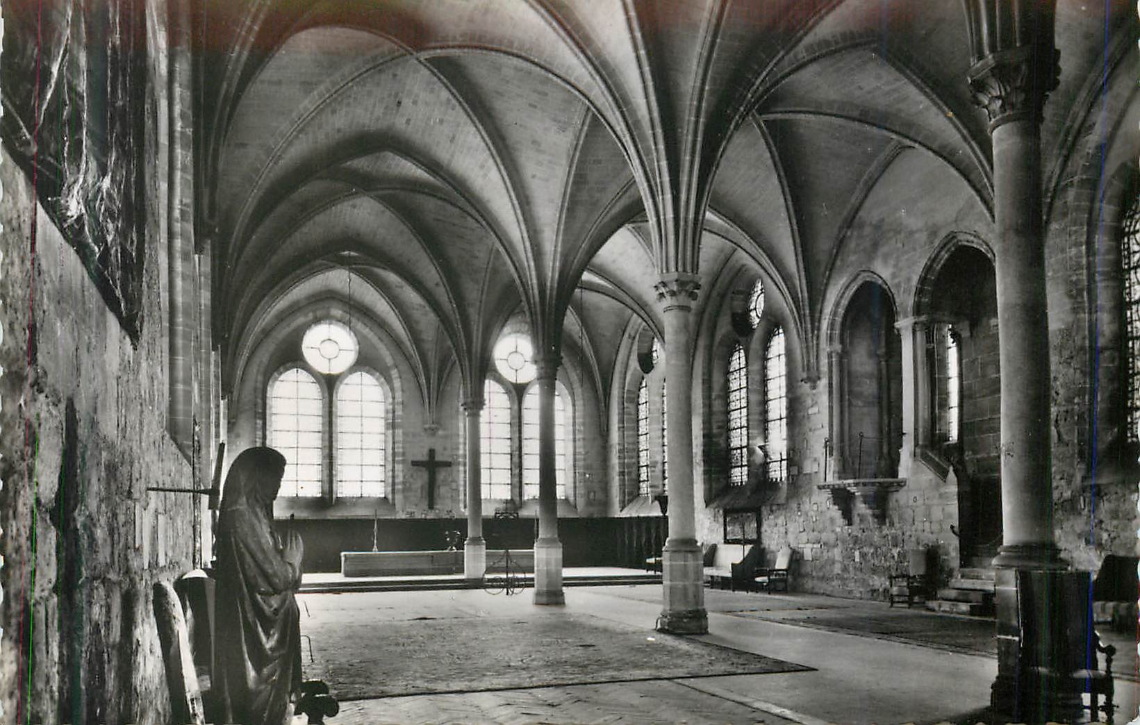 CPM 2 ancien refectoire Abbaye de Royaumont 