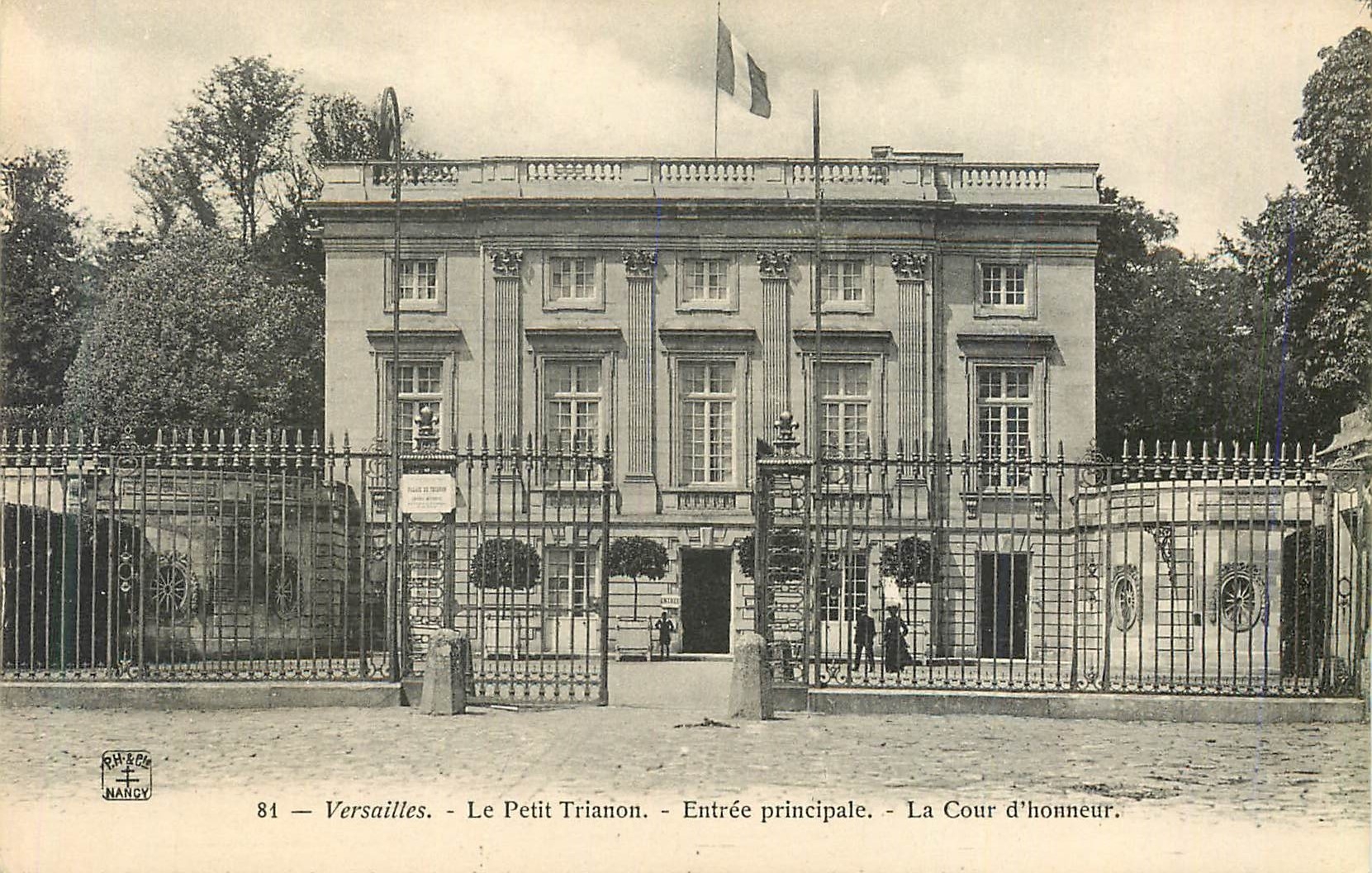 CPA 81 versailles le petit trianon entree principale la cour d honneur
