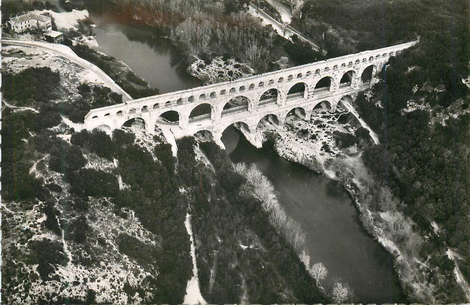 Pont du Gard — Monument romain du 1er siècle avant J.-C. — Éditions J. Cellard, Lyon