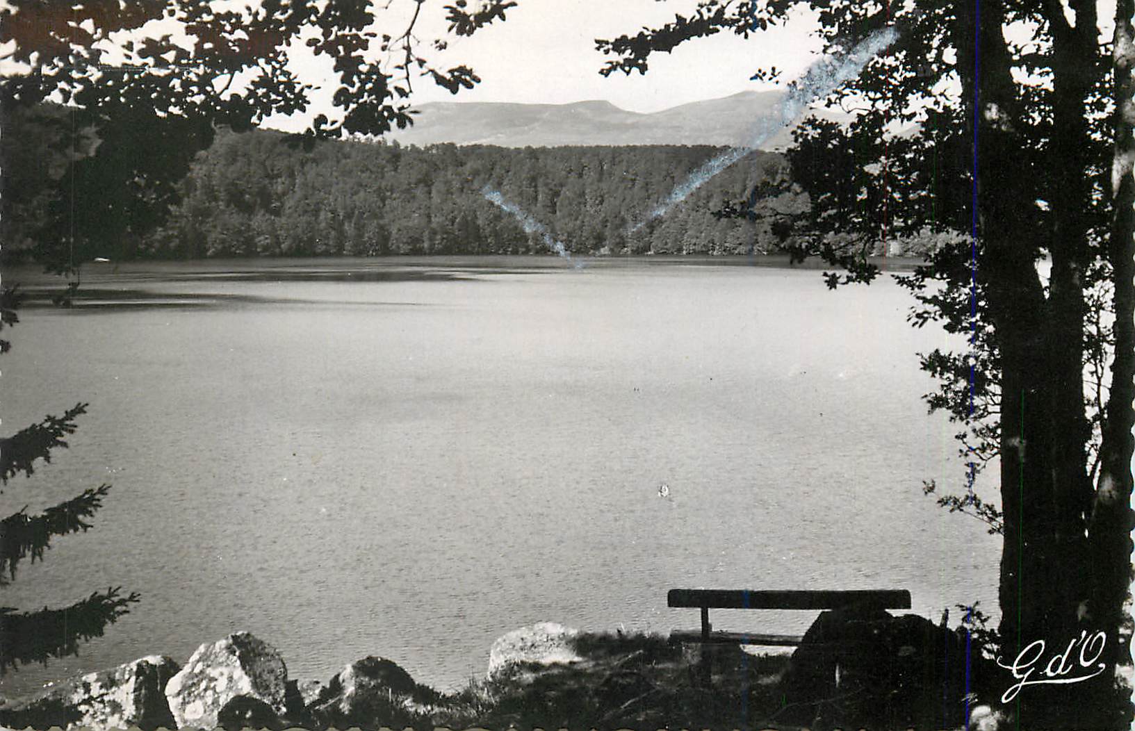 CPM L auvergne br co 217 le lac pavin le plus beau des lacs d auvergne