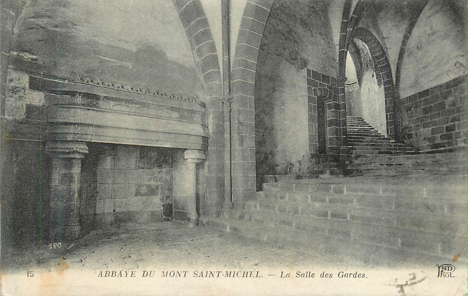 CPA 15 abbaye du mont saint michel la salle des gardes