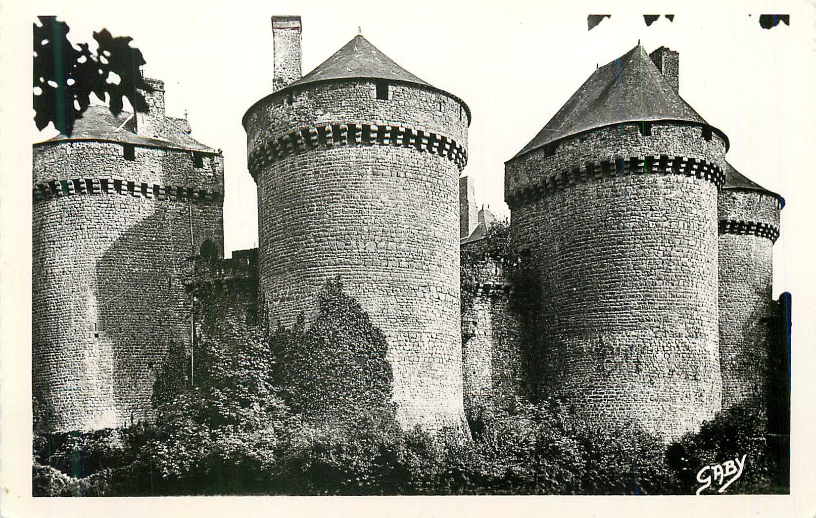 CPM 123 env de bagnoles de l orne (orne) chateau de lassay