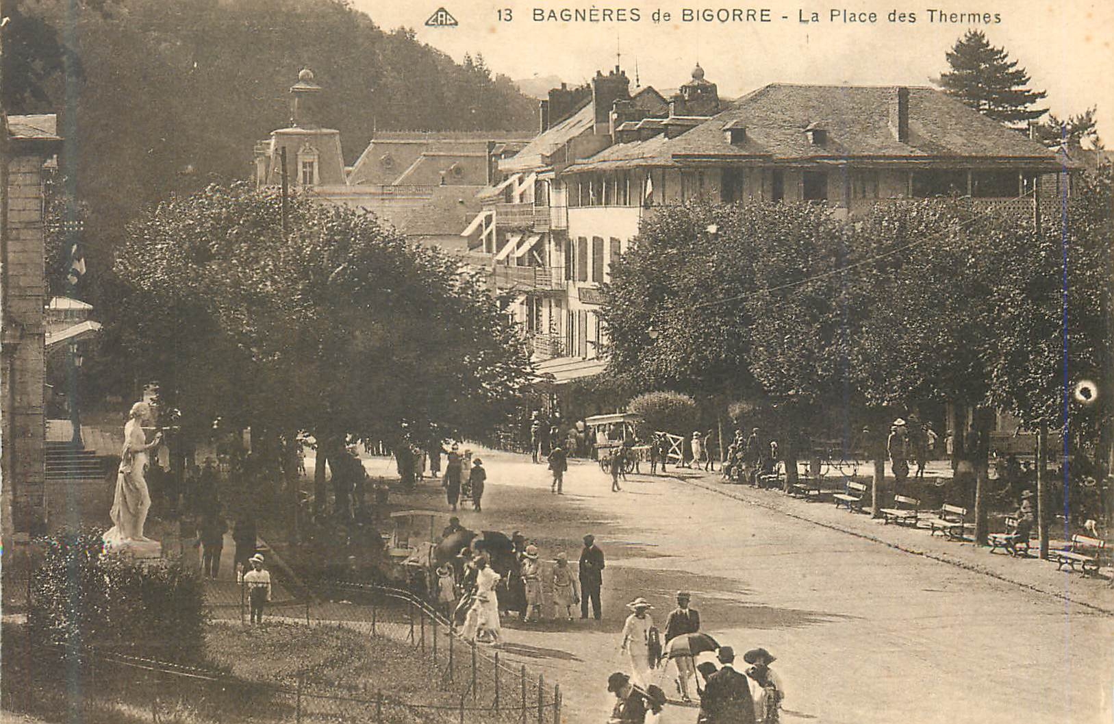 Bagnères-de-Bigorre — La Place des Thermes — éditeur CPA n°13