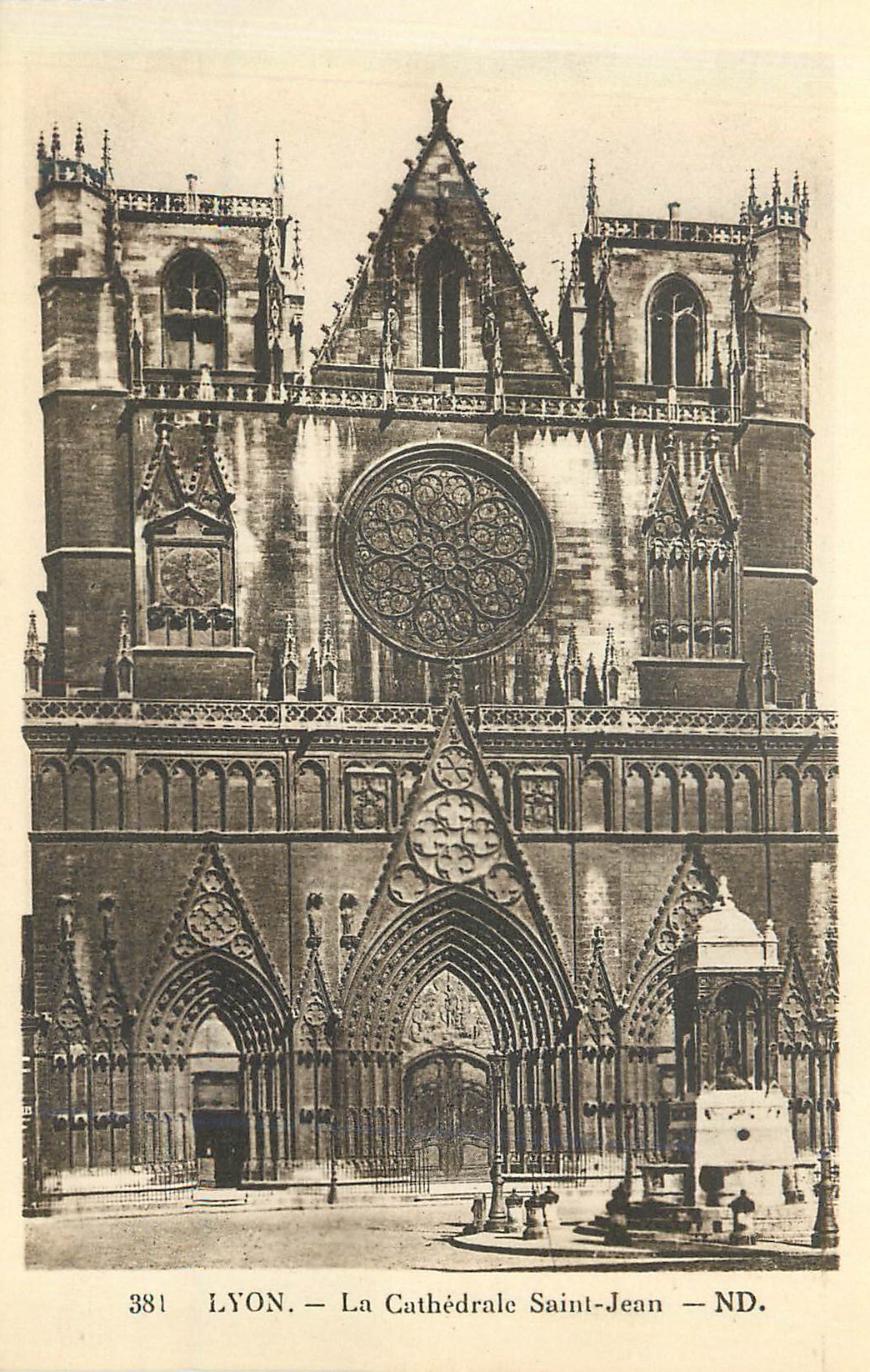 CPA 381 lyon la cathedrale saint jean