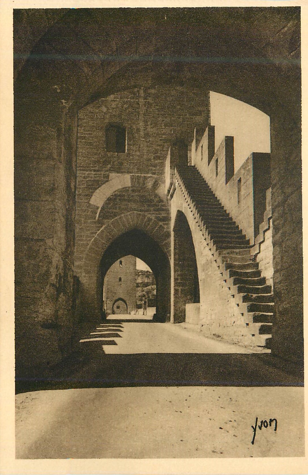 Cahors — Le pont Valentré (XIVe siècle) — YVON