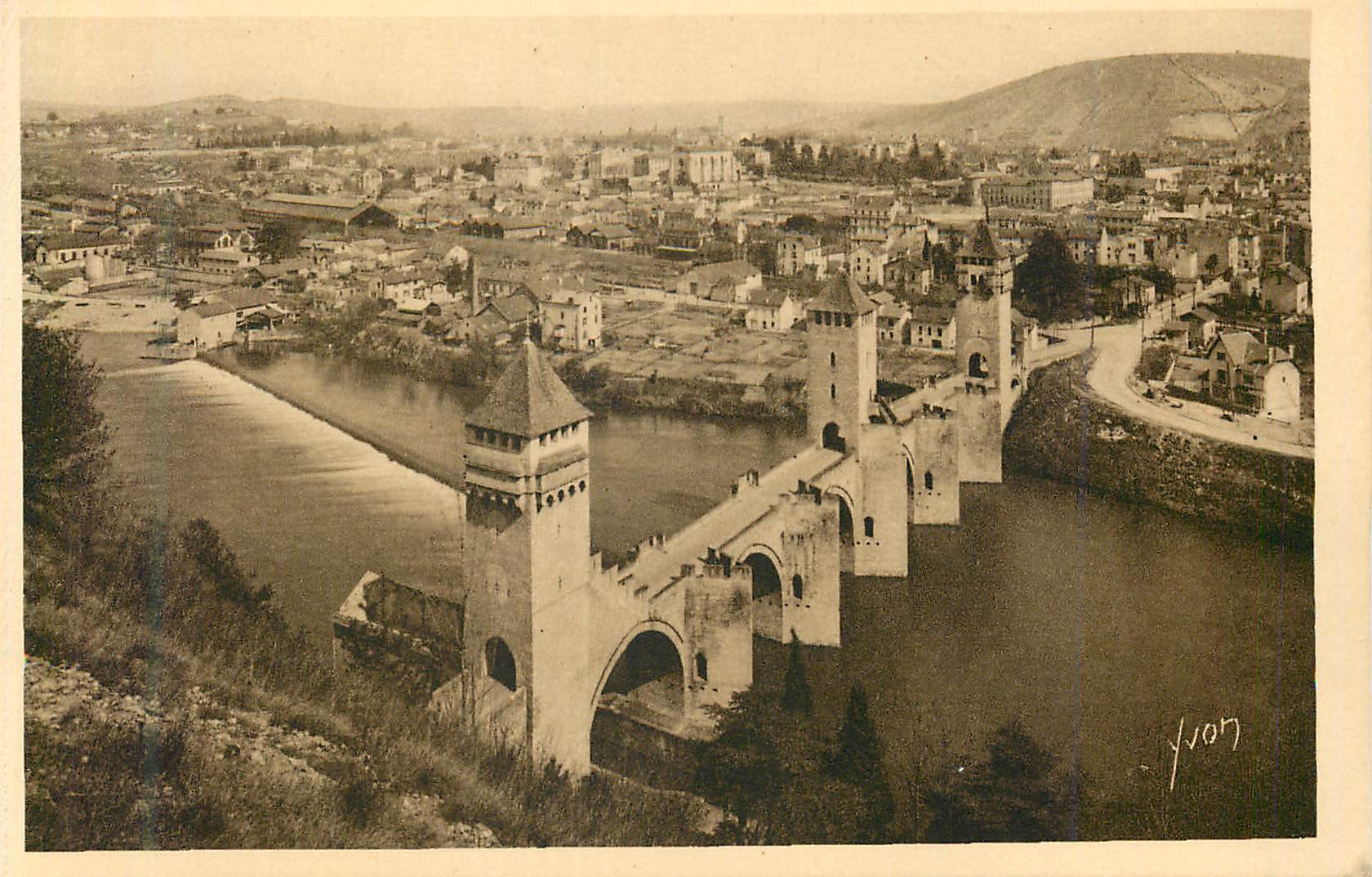 Cahors (Lot) — Le pont Valentré (XIVe siècle) et la ville — Editions d'Art YVON