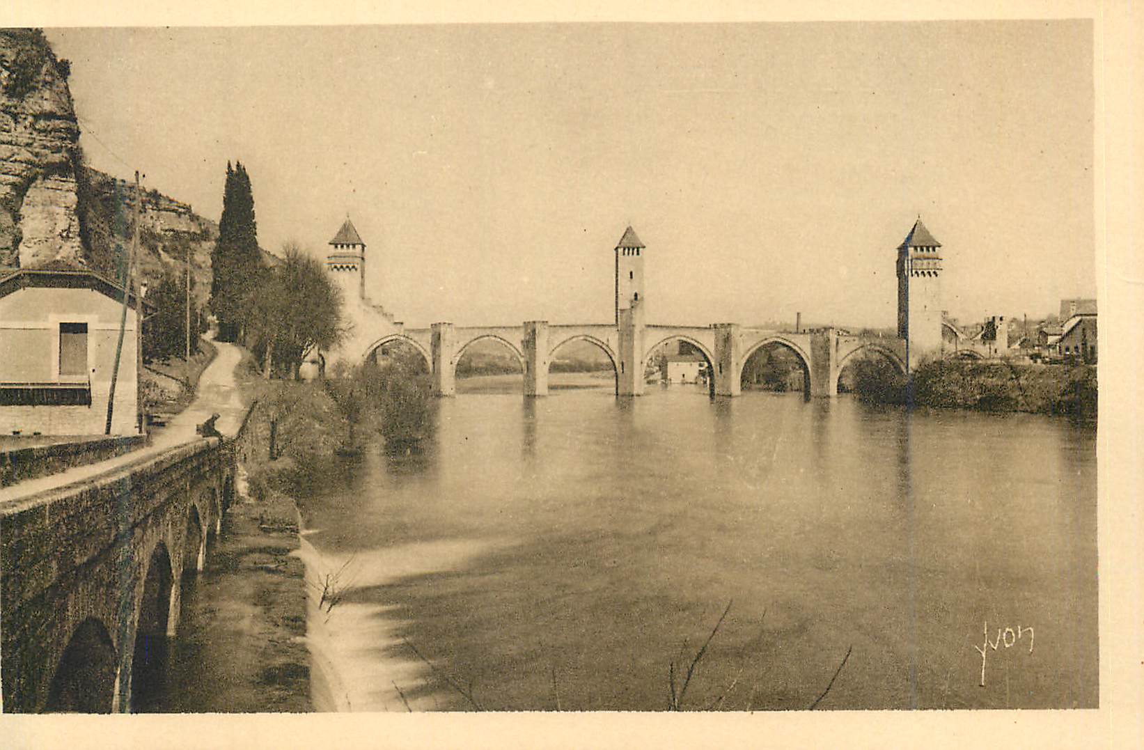 Cahors — Le Lot et le pont Valentré — YVON