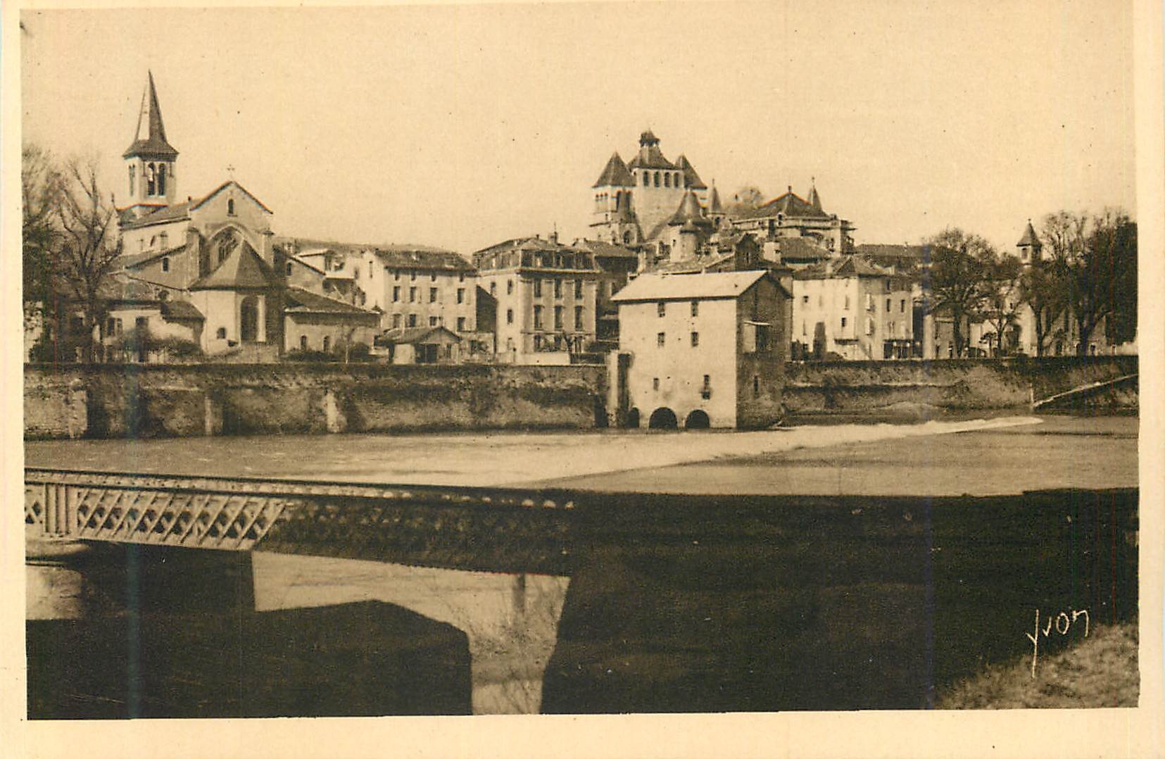 Cahors (Lot) — L'Église Saint-Urcisse et la Cathédrale vues de la rive gauche du Lot — YVON