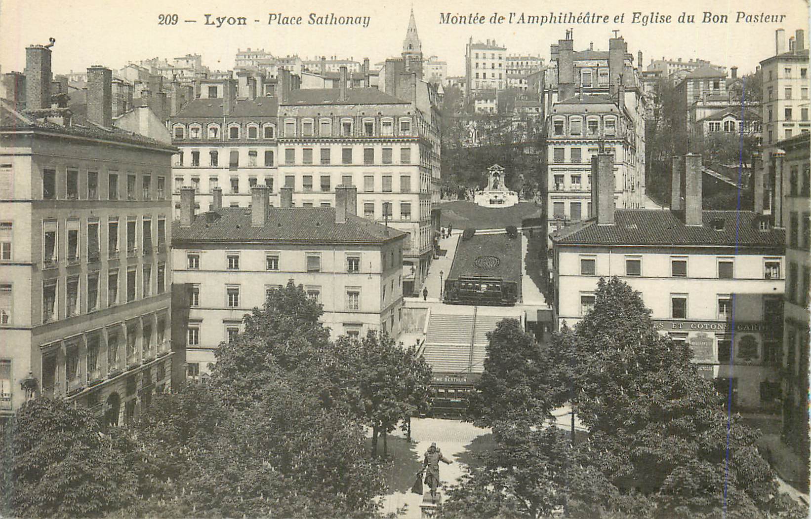 CPA 209 lyon place sathonay montee de l amphitheatre et eglise du bon pasteur