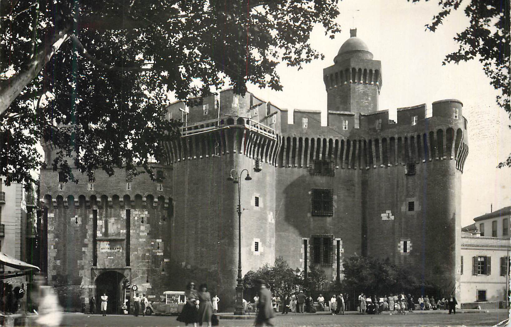 CPM 9006 perpignan la place de la victoire et le castillet